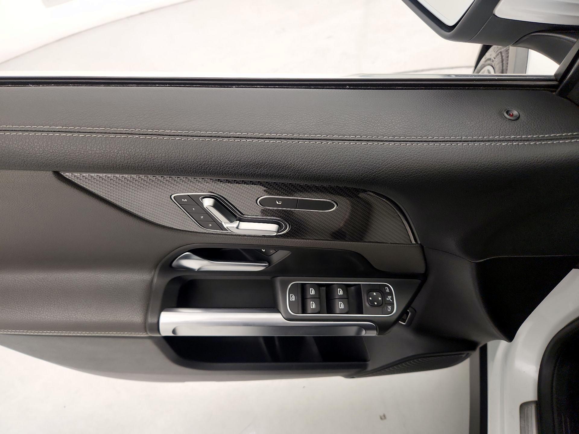 Thumbnail: 2021 Mercedes-Benz GLB - 12