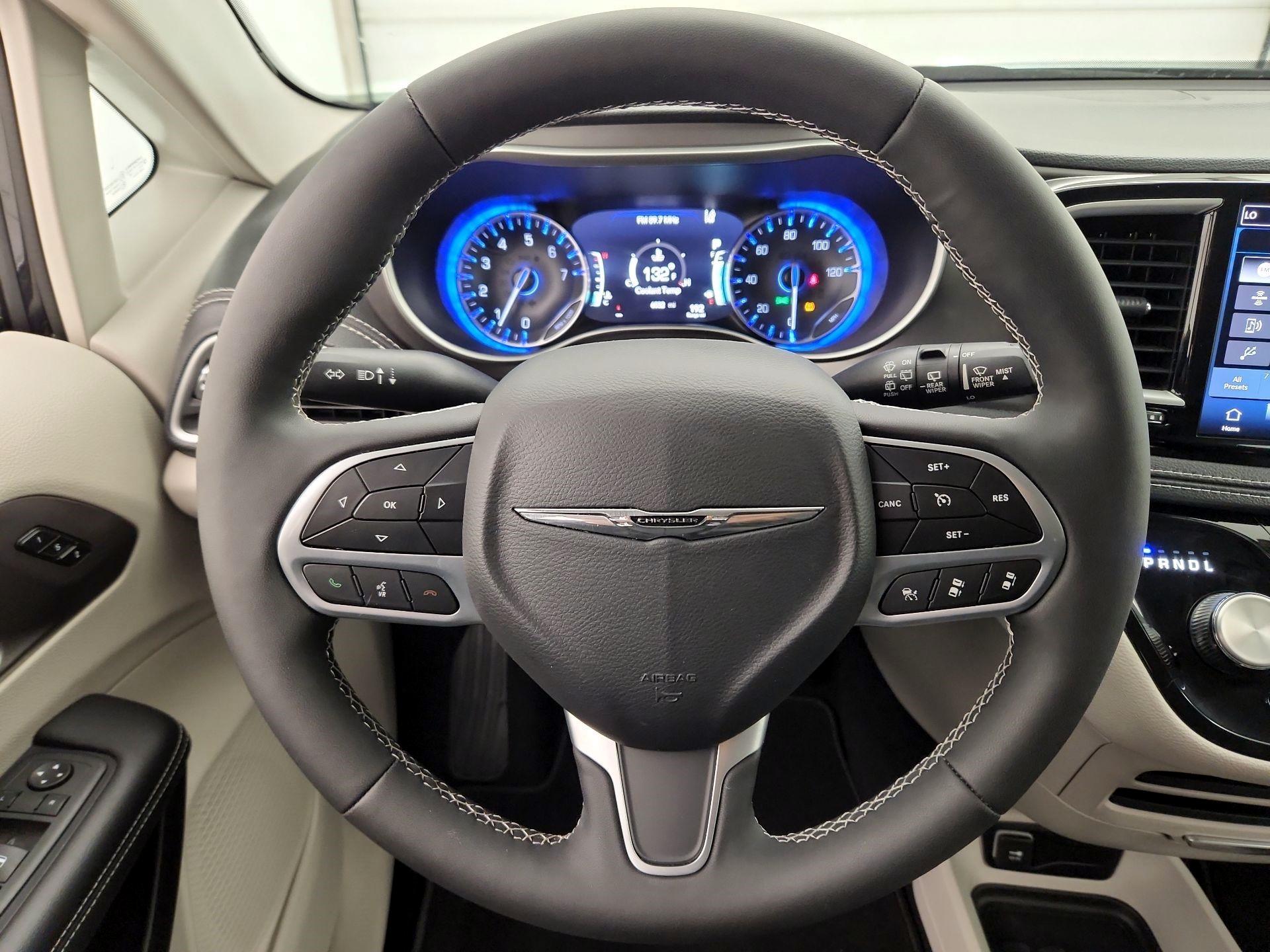 Thumbnail: 2023 Chrysler Pacifica - 10