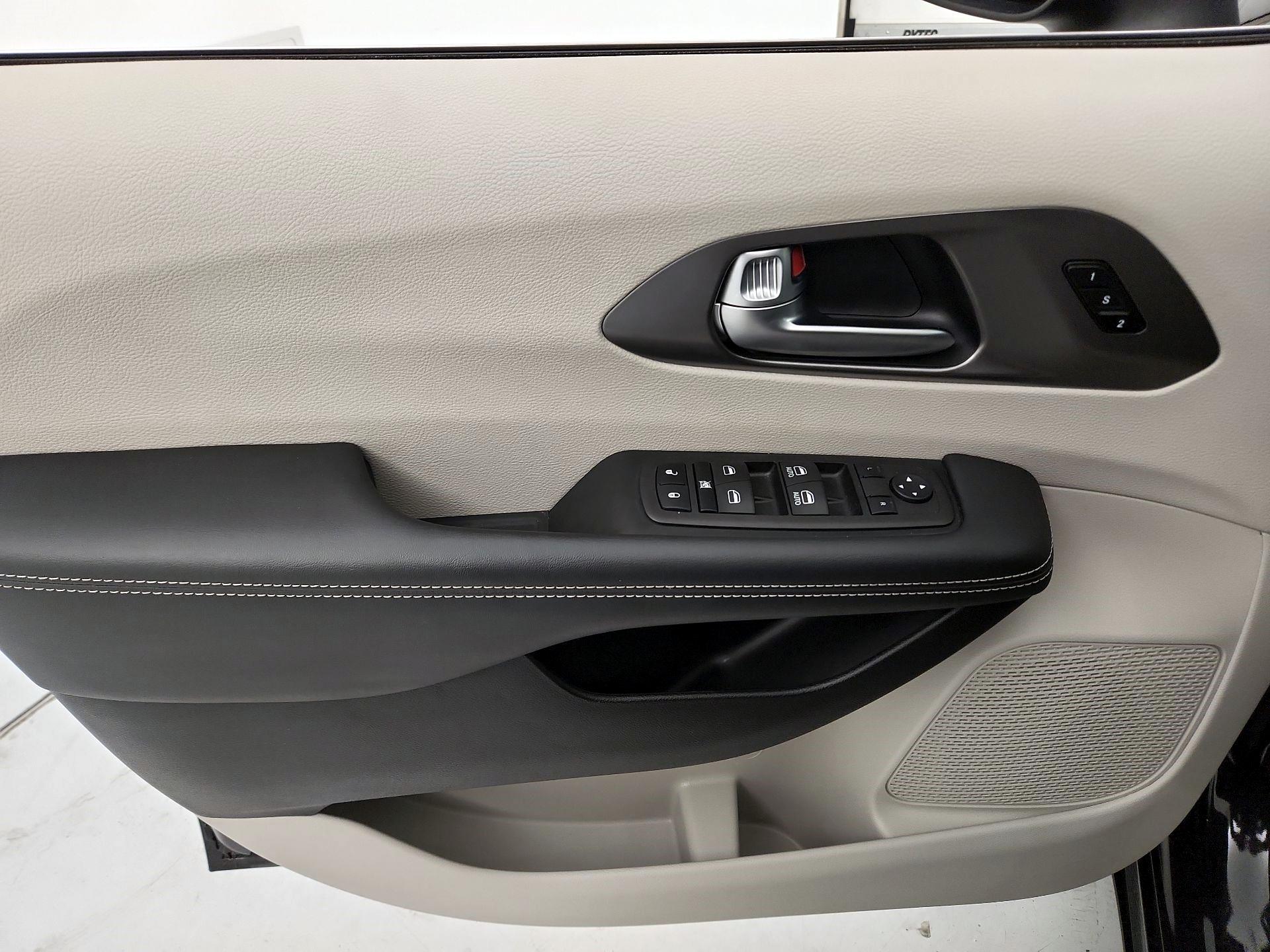 Thumbnail: 2023 Chrysler Pacifica - 12