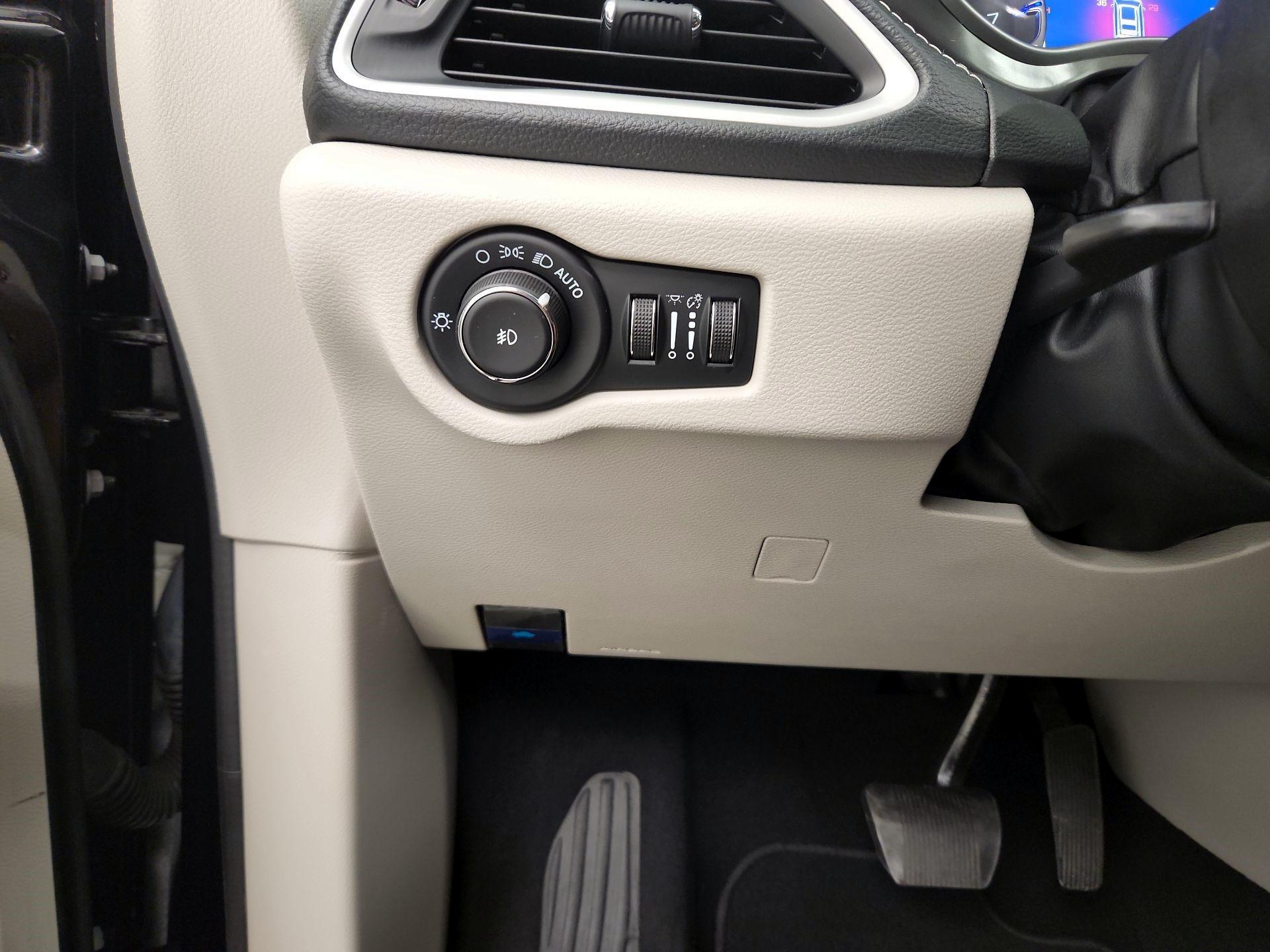 Thumbnail: 2023 Chrysler Pacifica - 13