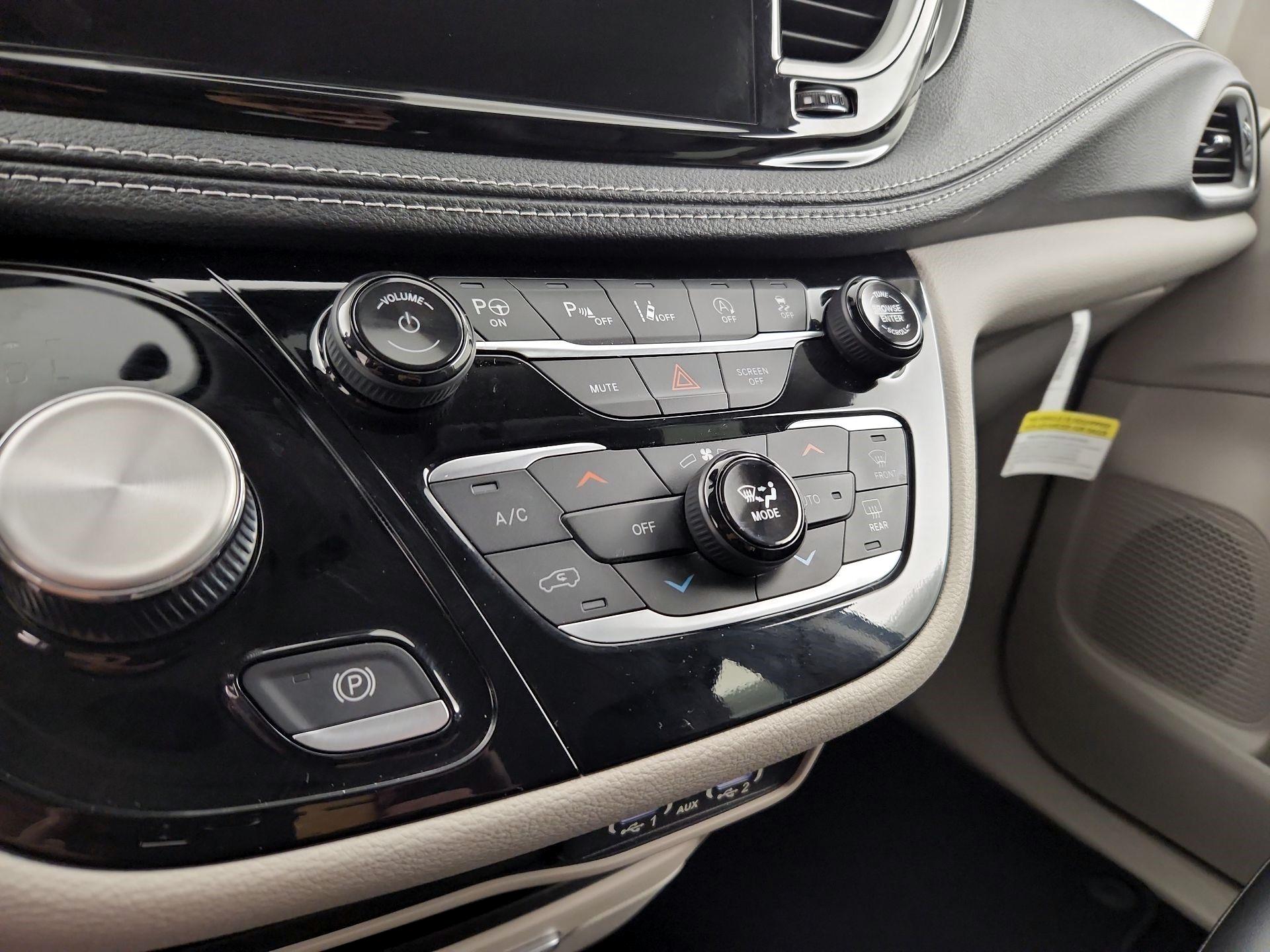 Thumbnail: 2023 Chrysler Pacifica - 16