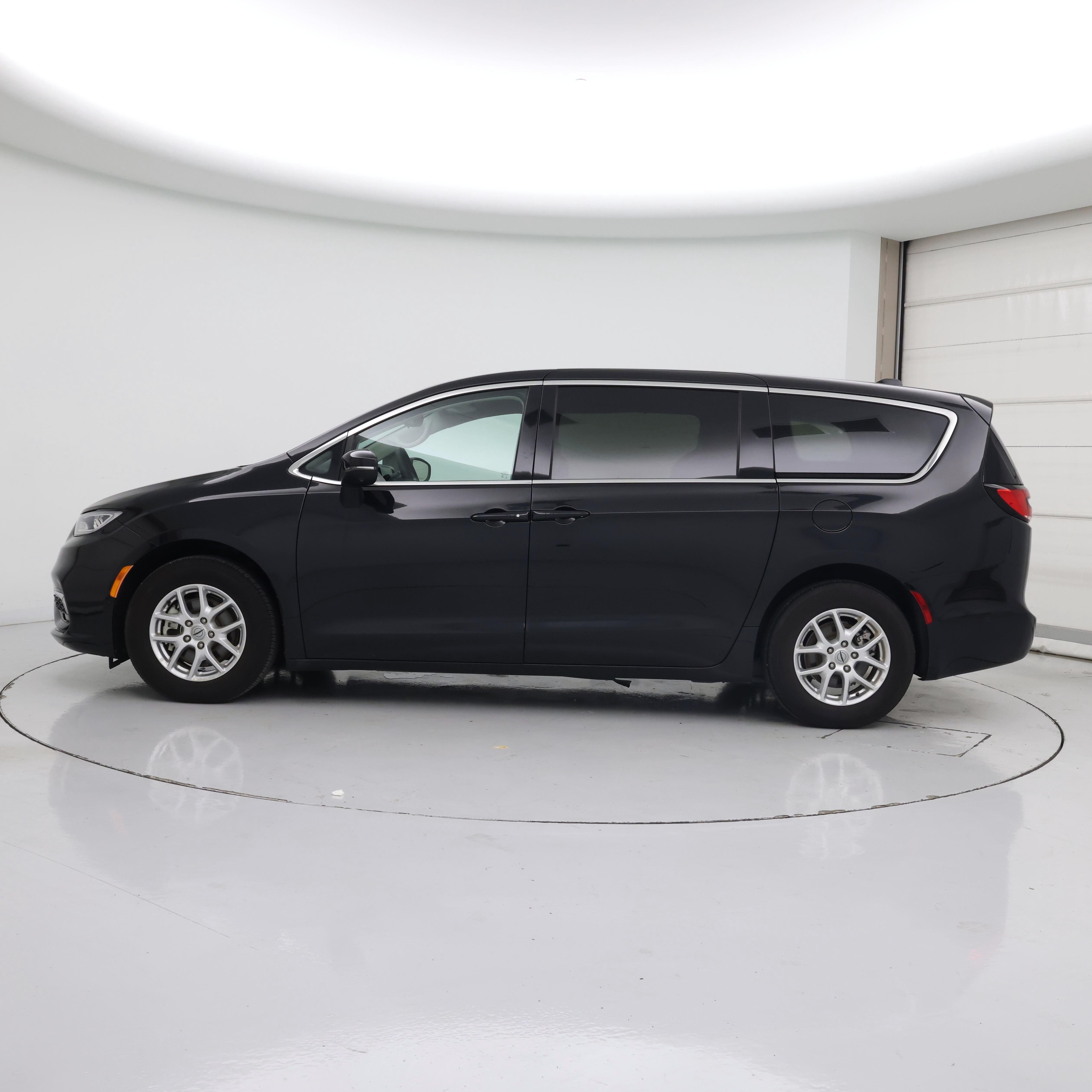 Thumbnail: 2023 Chrysler Pacifica - 3