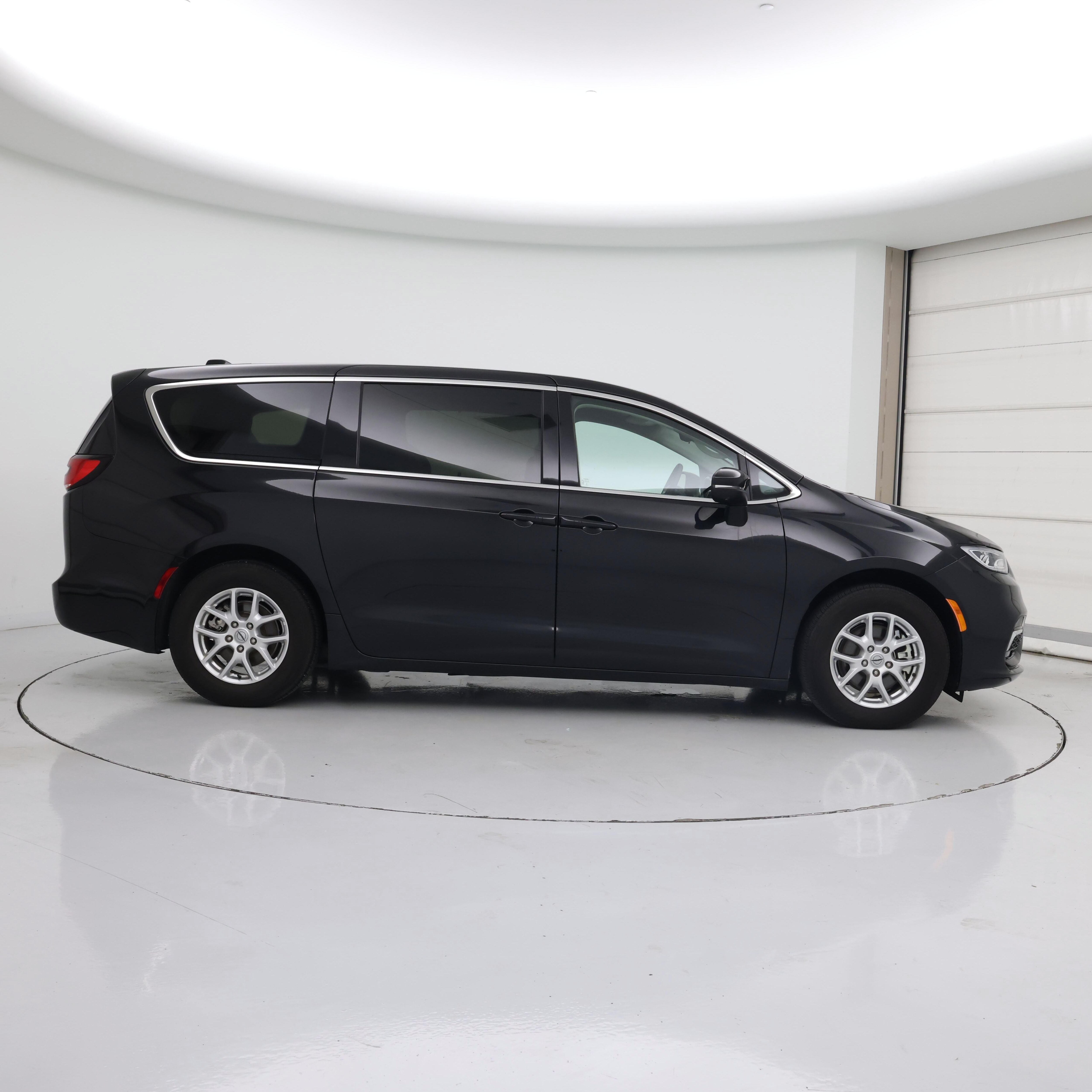 Thumbnail: 2023 Chrysler Pacifica - 7