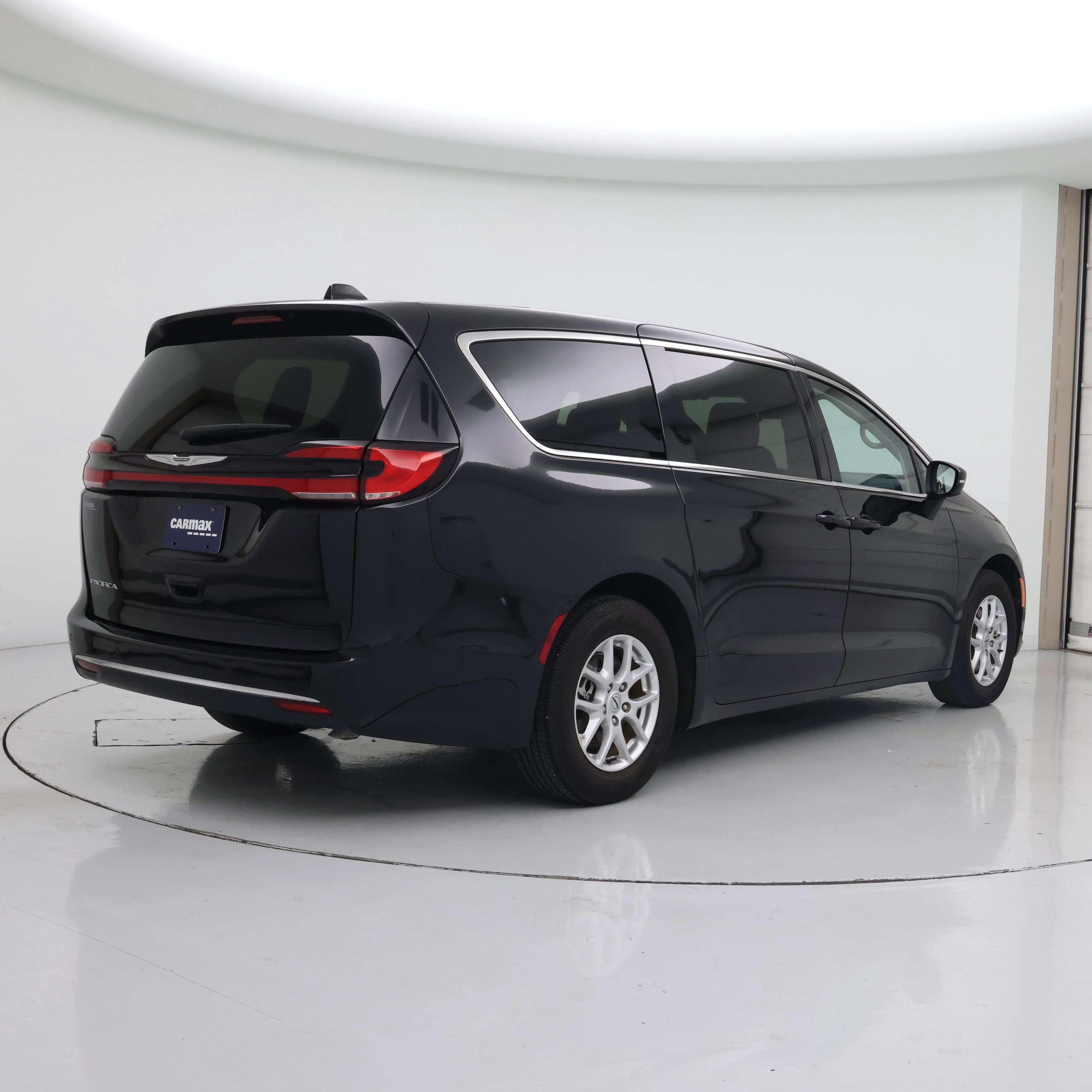 Thumbnail: 2023 Chrysler Pacifica - 8