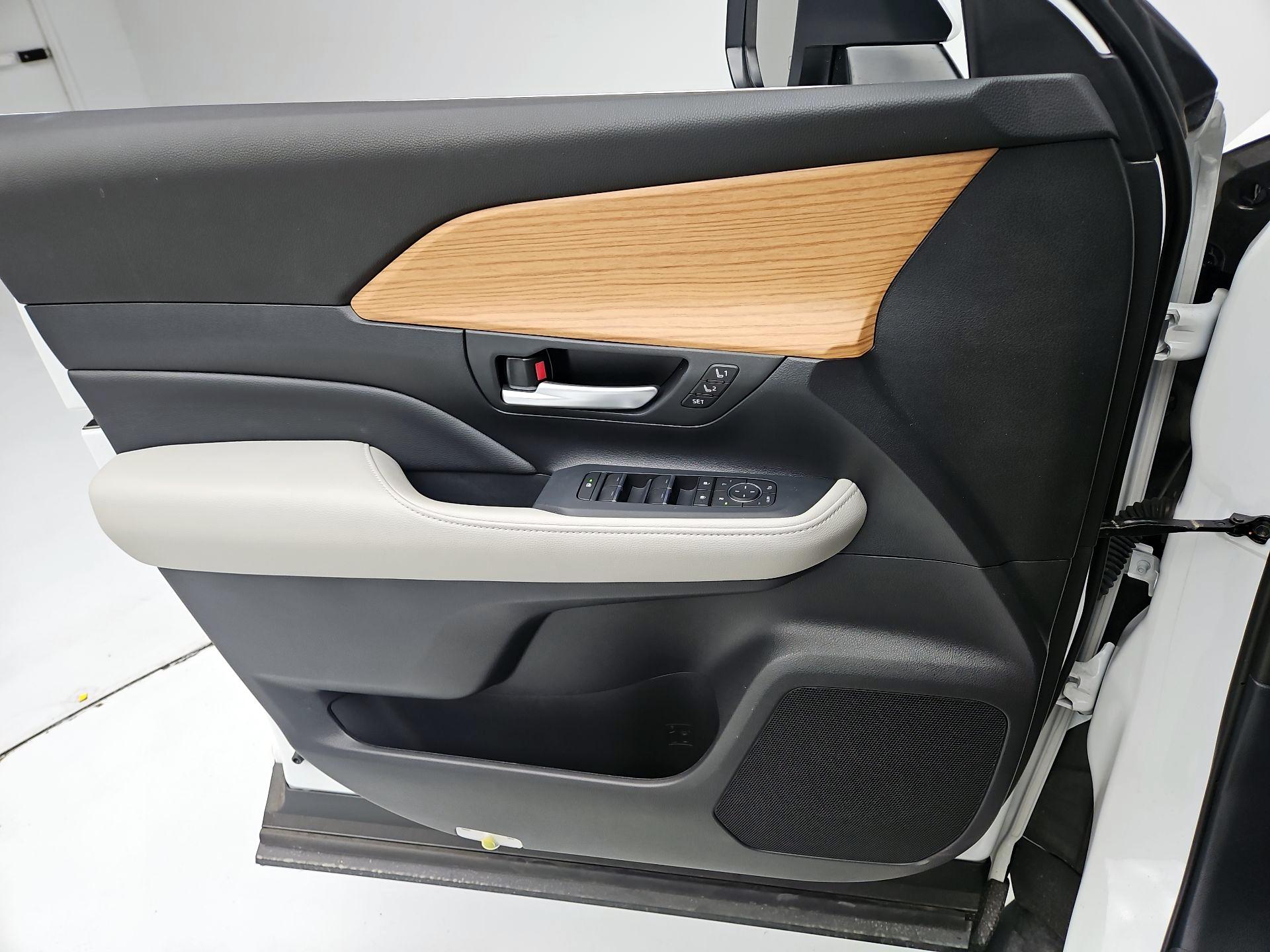 Thumbnail: 2025 Toyota Grand Highlander - 12