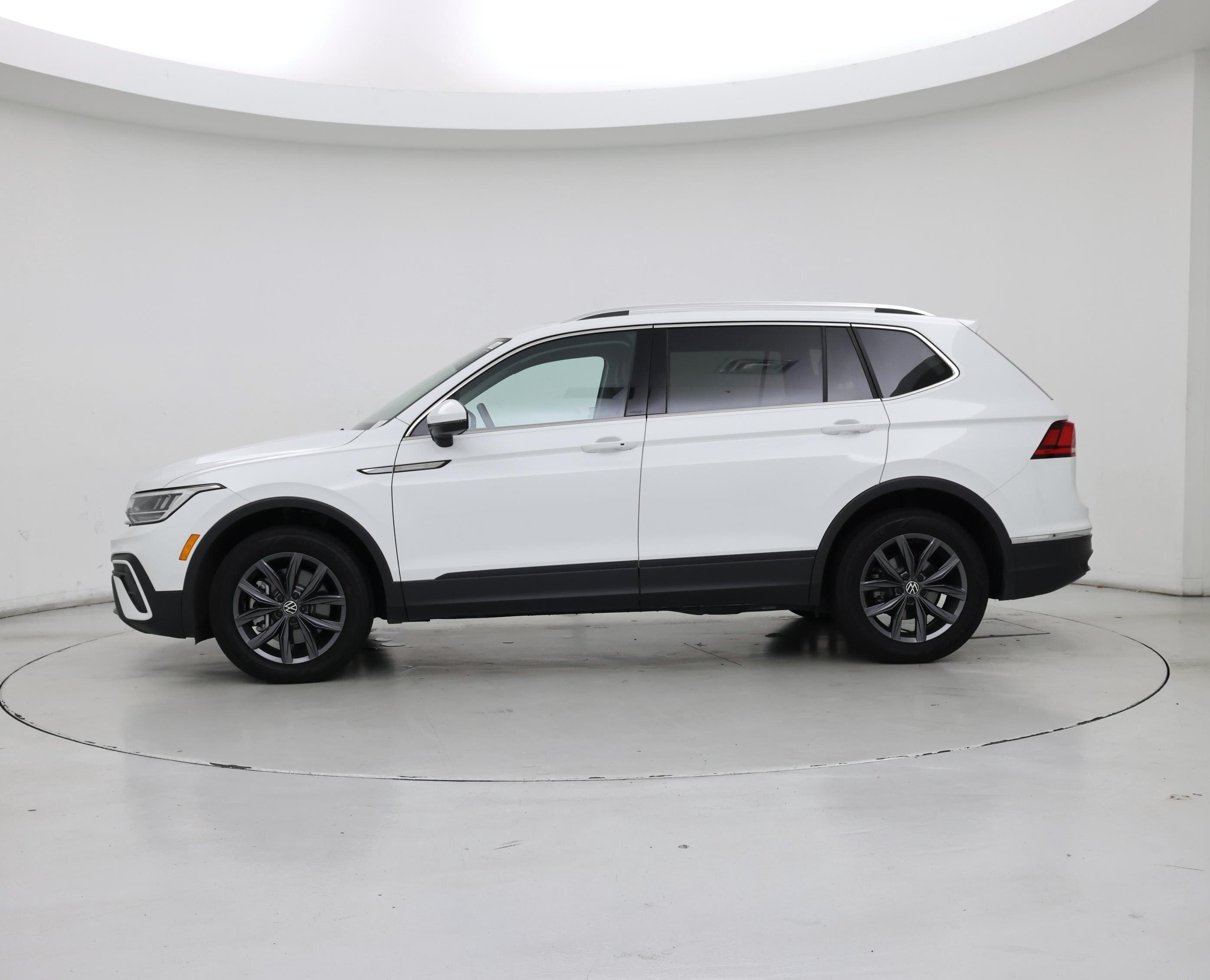 Thumbnail: 2022 Volkswagen Tiguan - 3