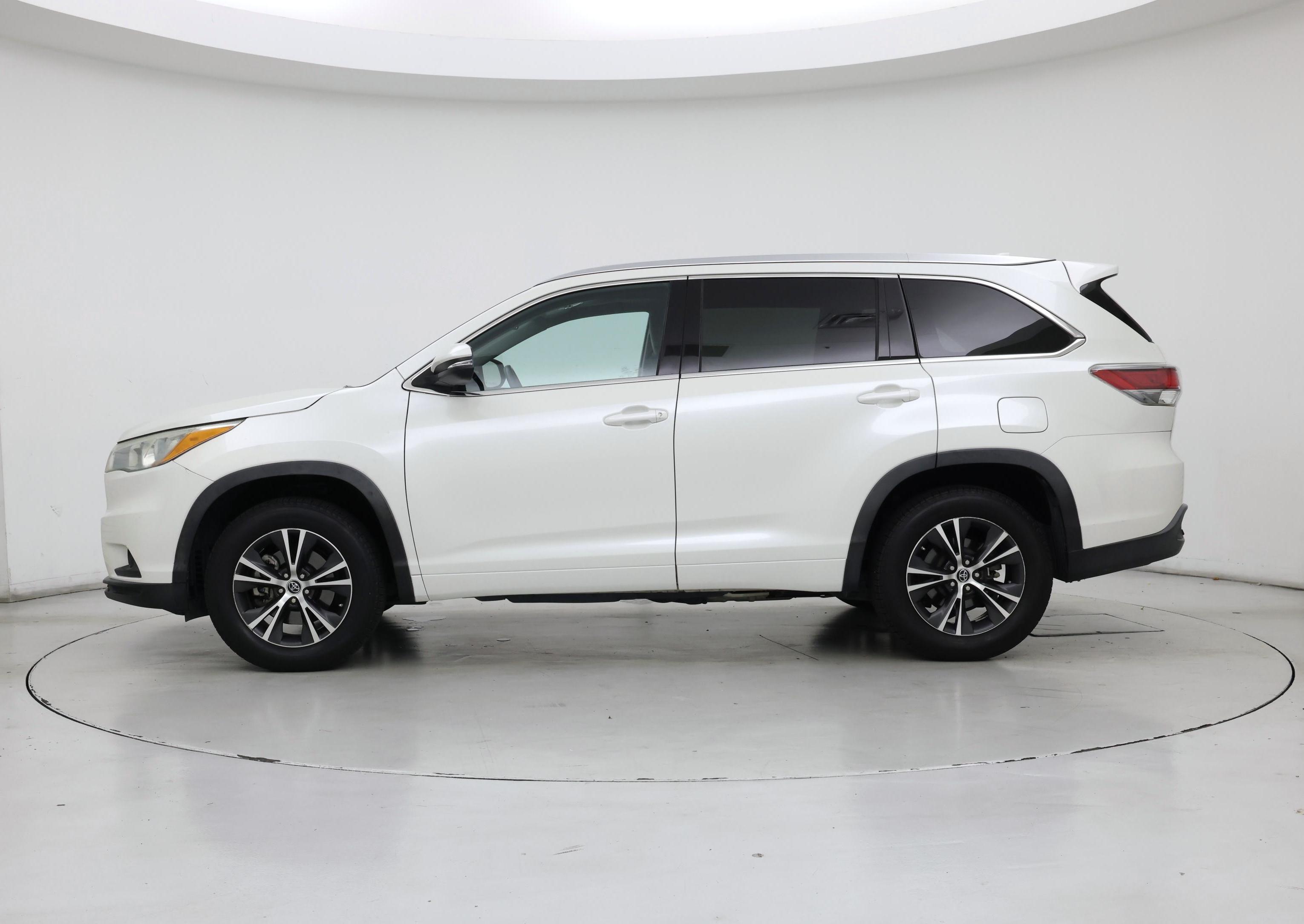 Thumbnail: 2016 Toyota Highlander - 3