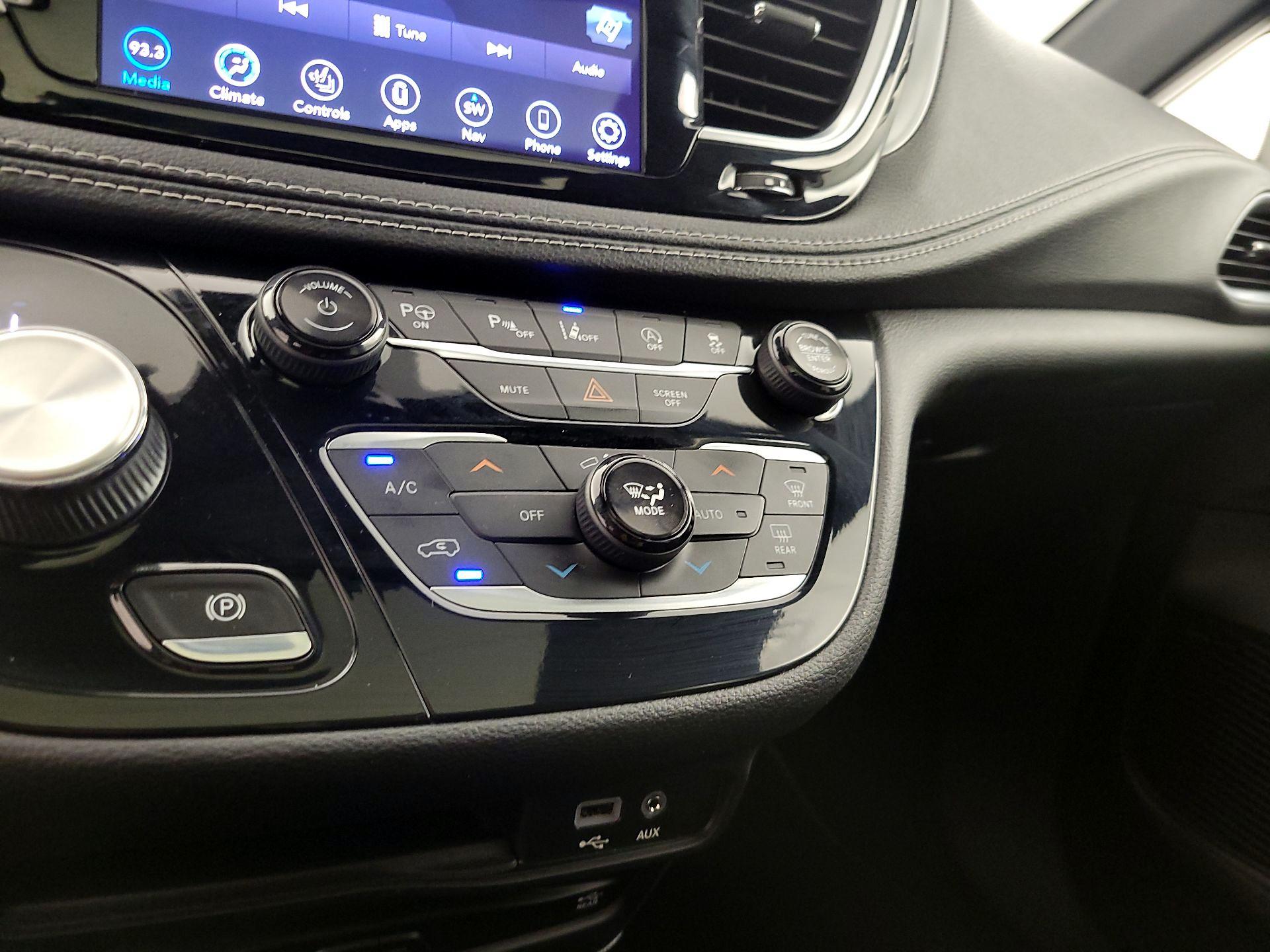 Thumbnail: 2018 Chrysler Pacifica - 17