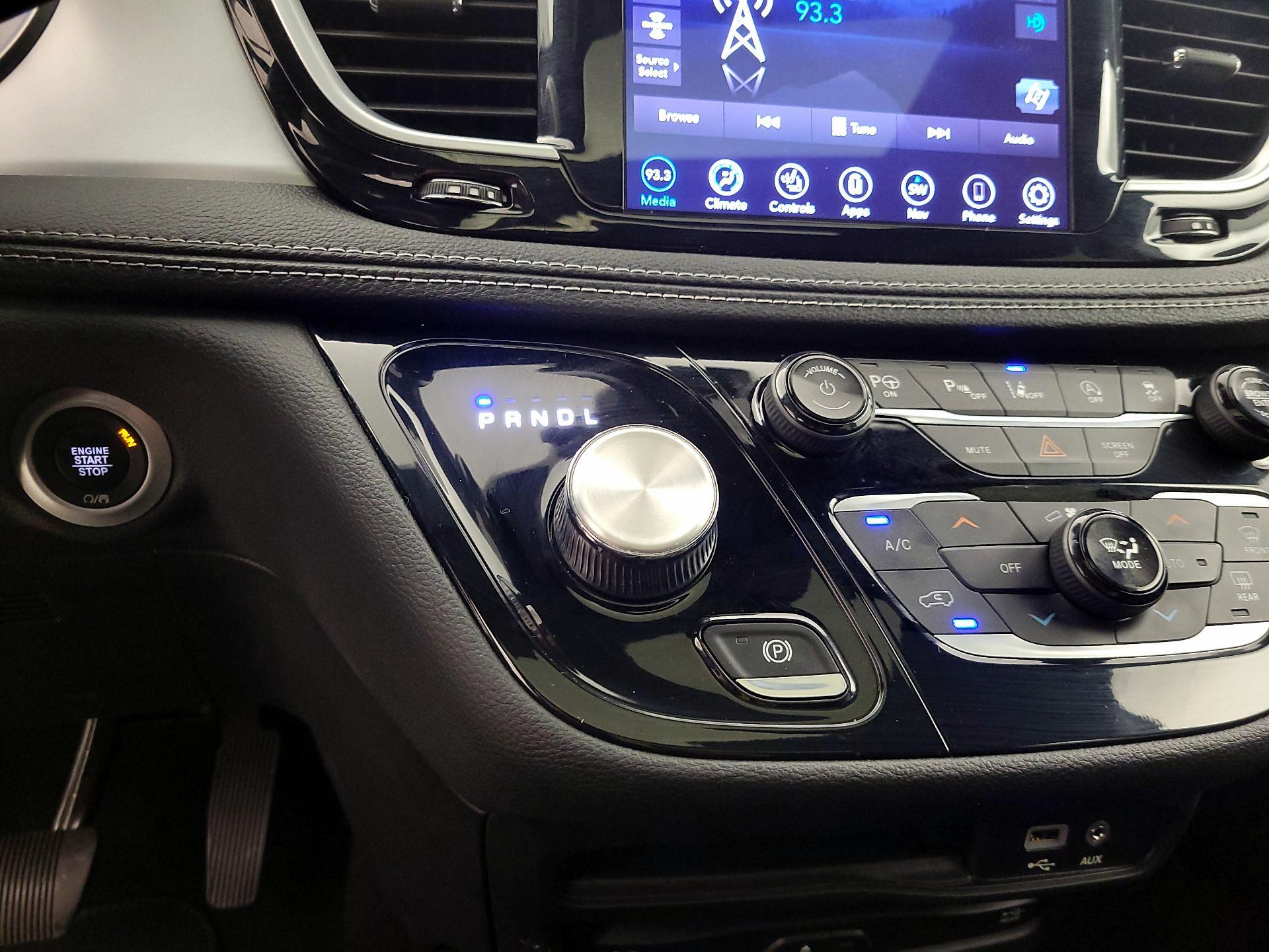 Thumbnail: 2018 Chrysler Pacifica - 18