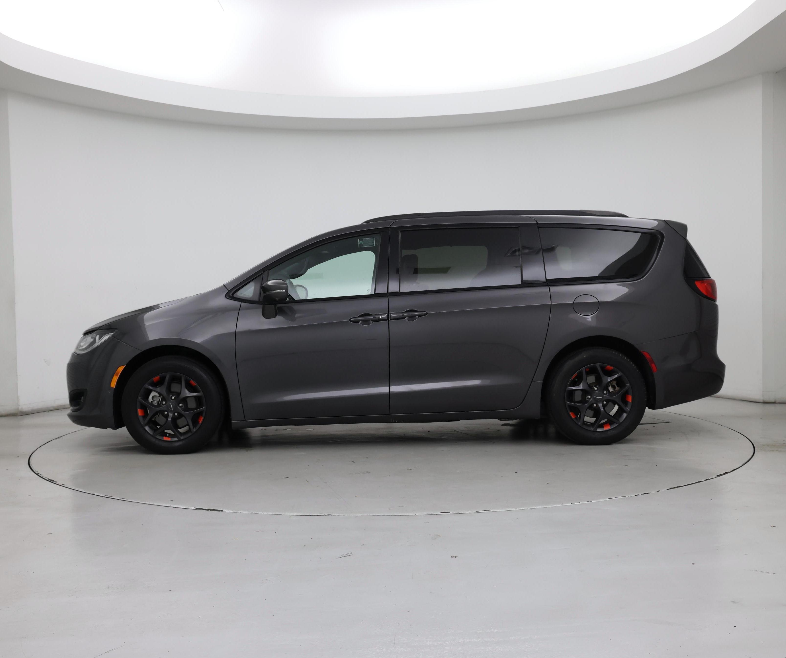 Thumbnail: 2018 Chrysler Pacifica - 3