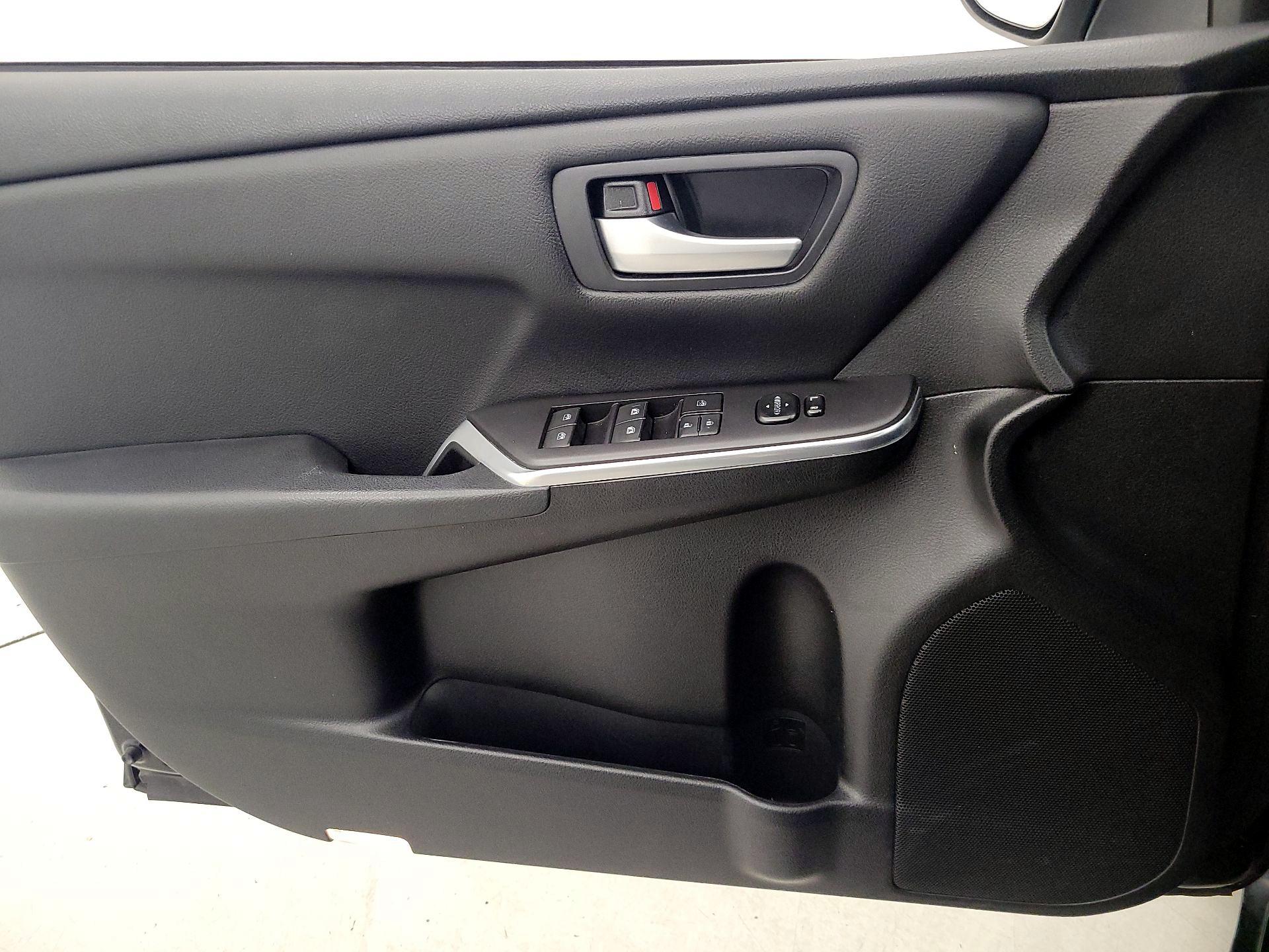 Thumbnail: 2016 Toyota Camry - 12