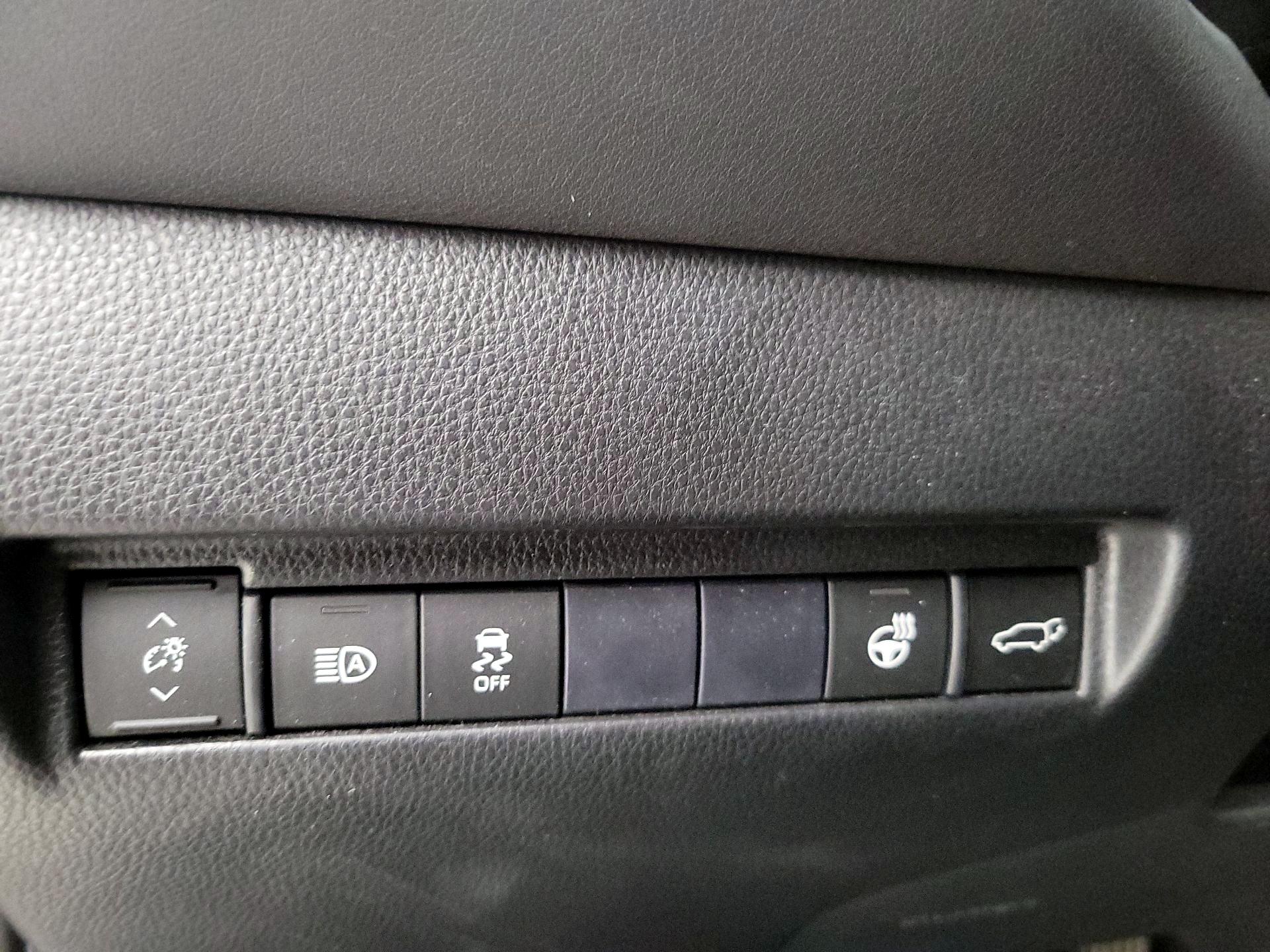 Thumbnail: 2021 Toyota Venza - 13