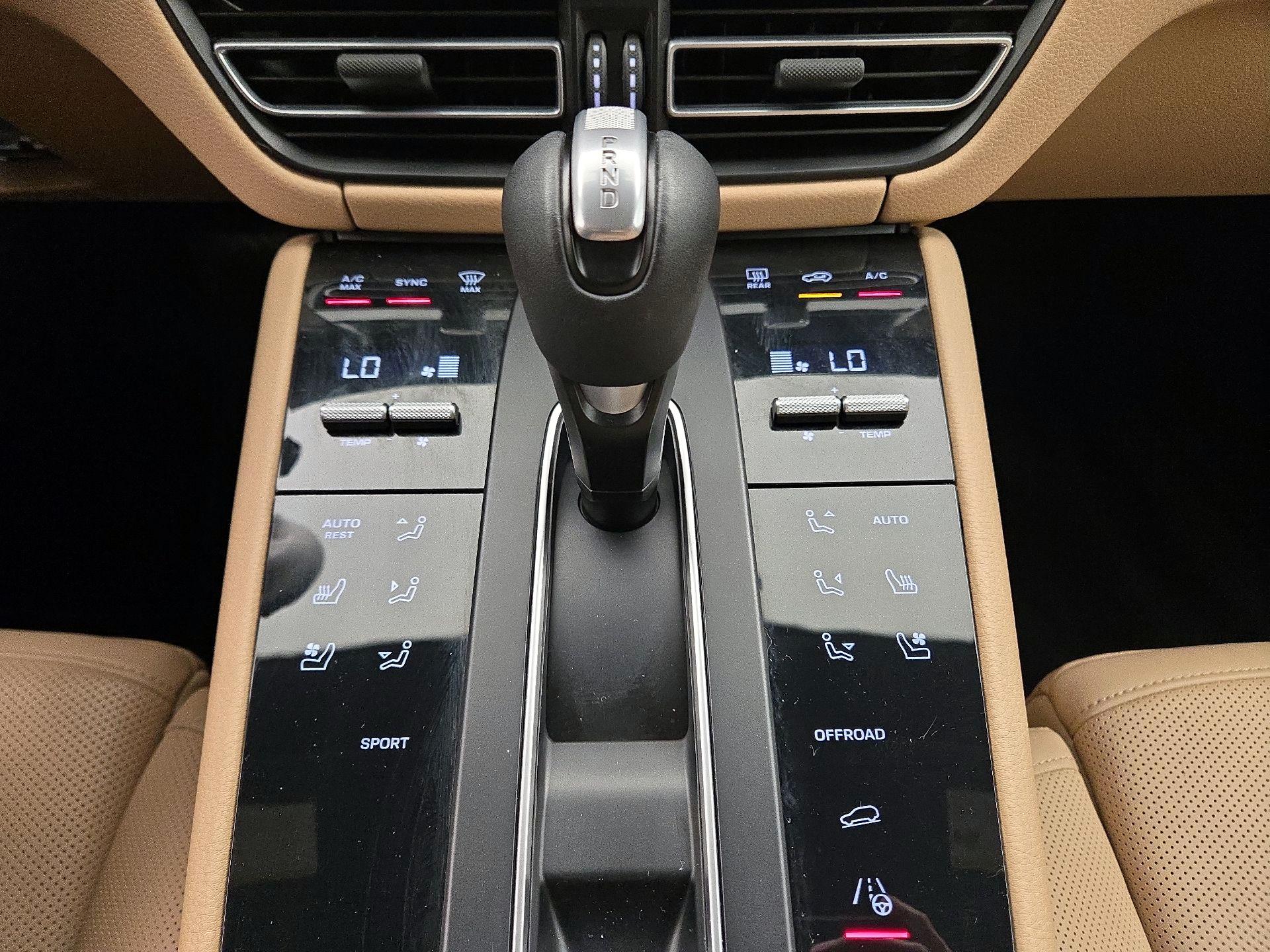 Thumbnail: 2022 Porsche Macan - 18