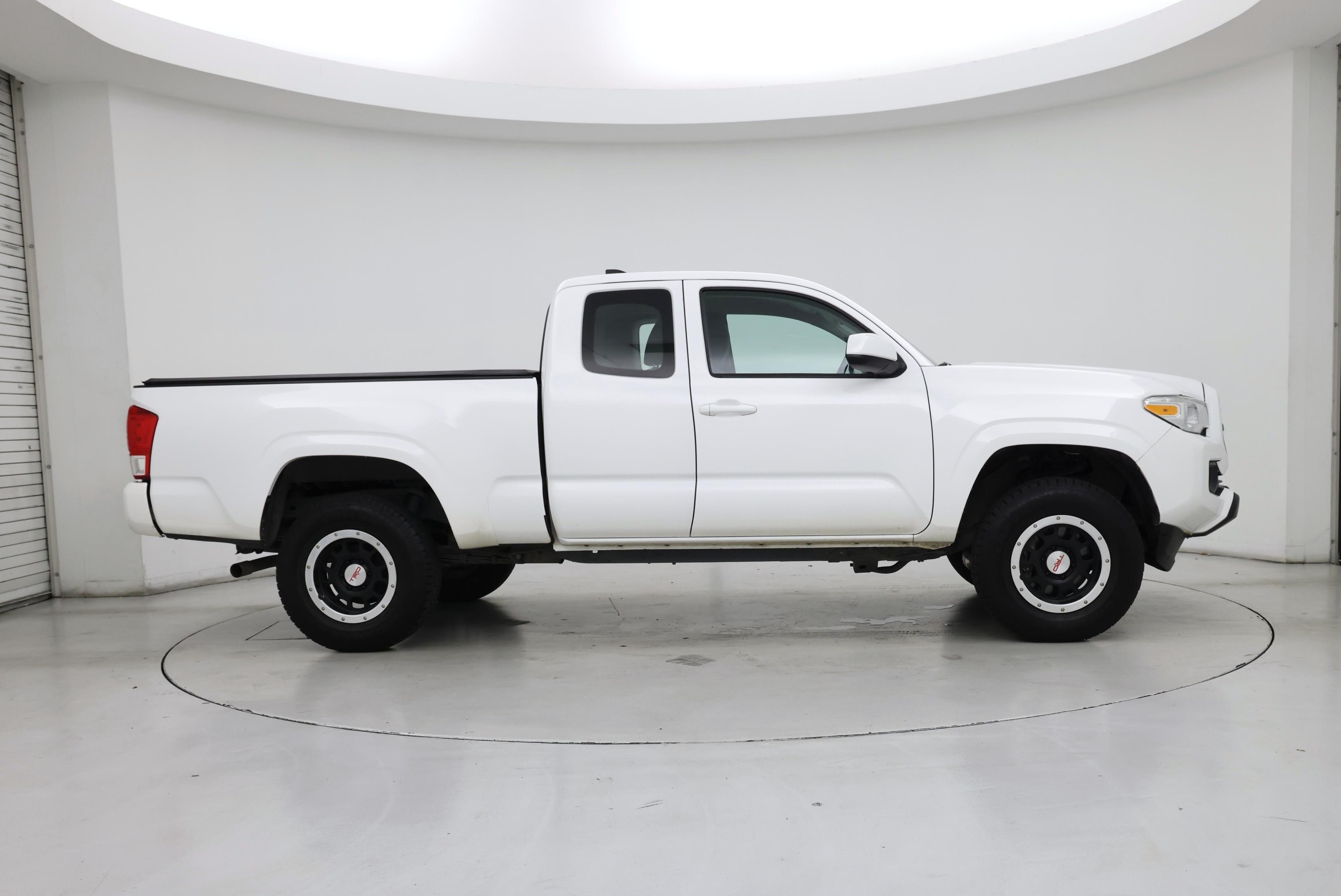 Thumbnail: 2017 Toyota Tacoma - 7