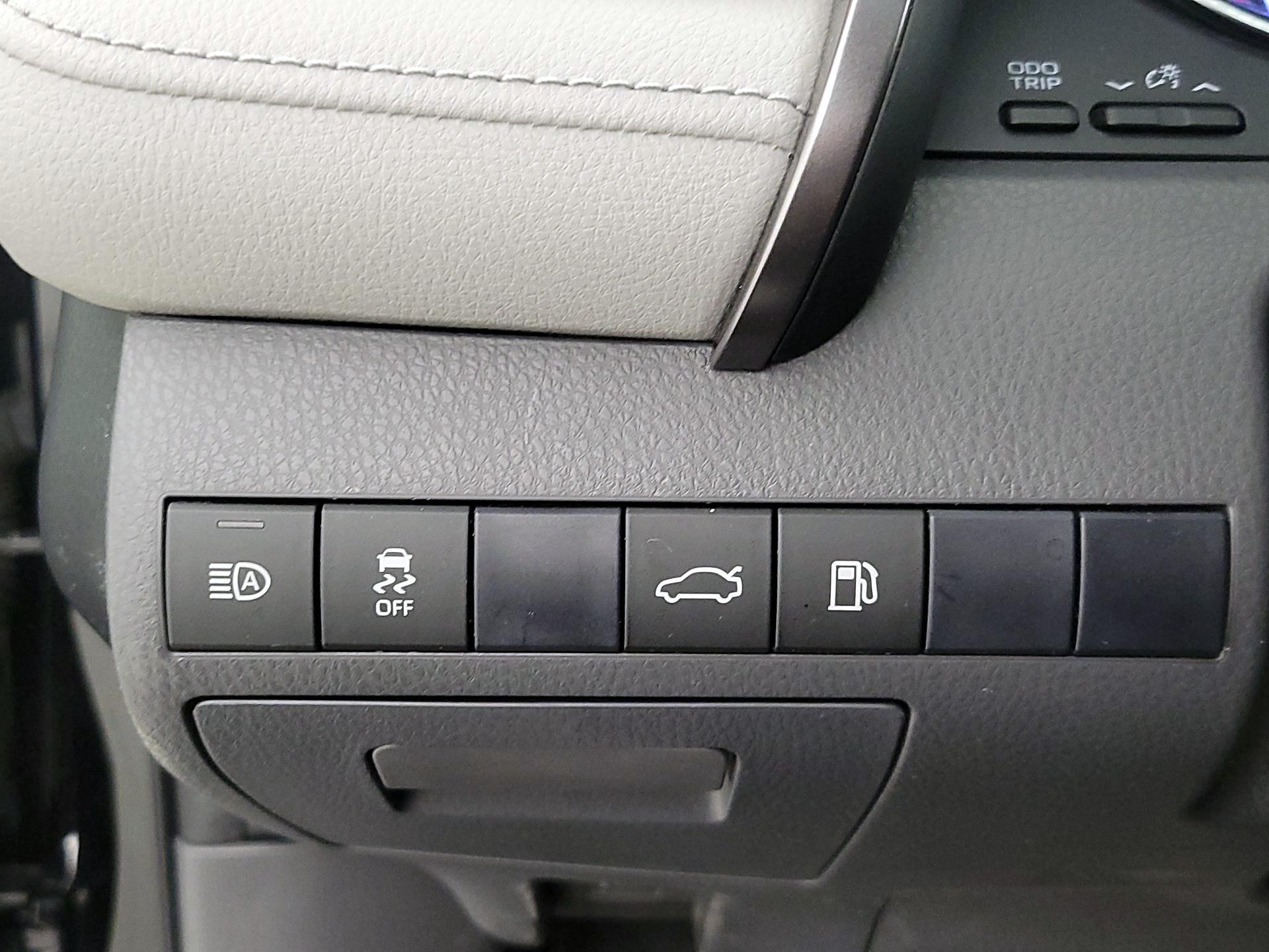 Thumbnail: 2018 Toyota Camry - 13