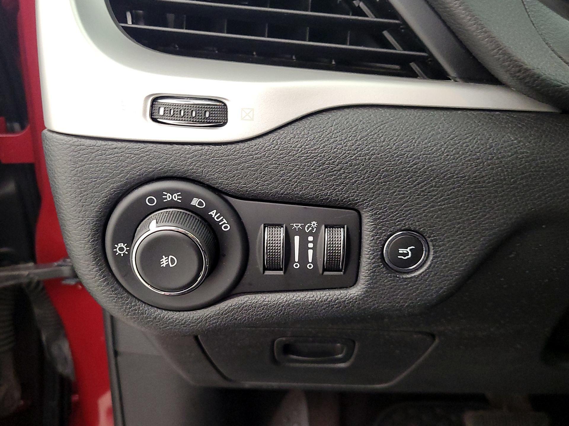 Thumbnail: 2016 Jeep Cherokee - 13