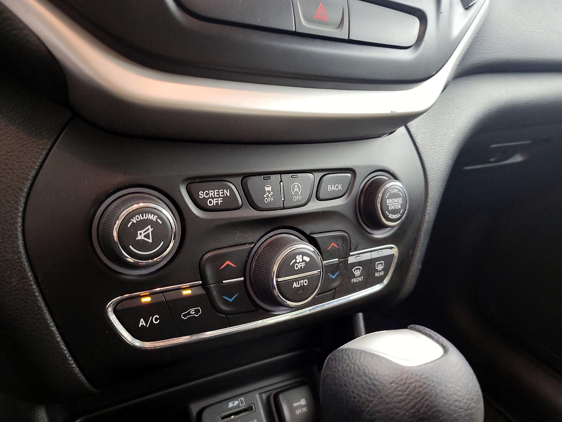 Thumbnail: 2016 Jeep Cherokee - 16
