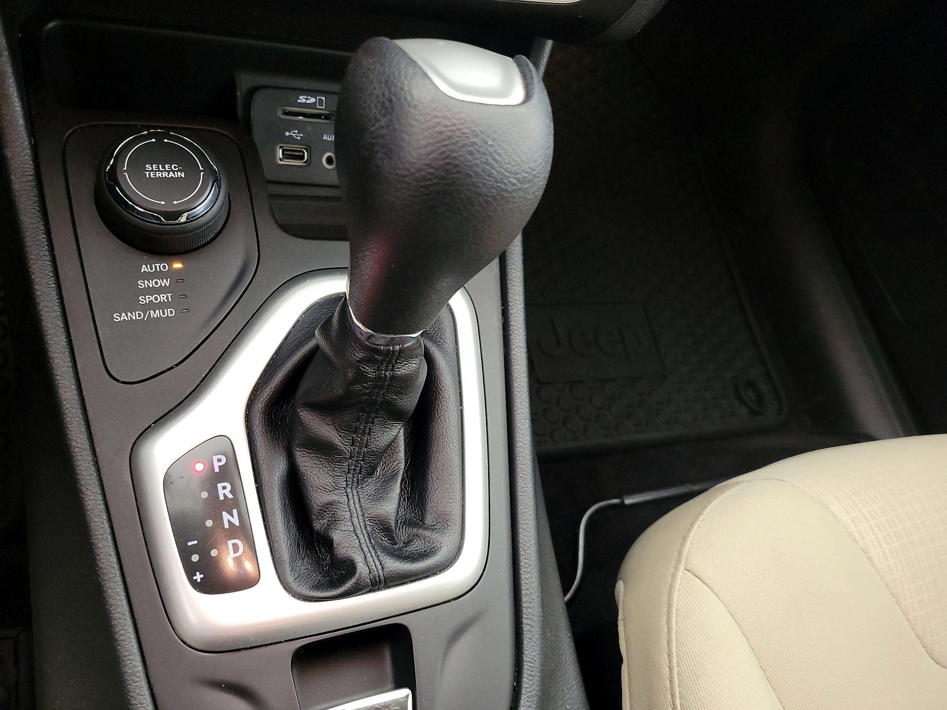 Thumbnail: 2016 Jeep Cherokee - 17