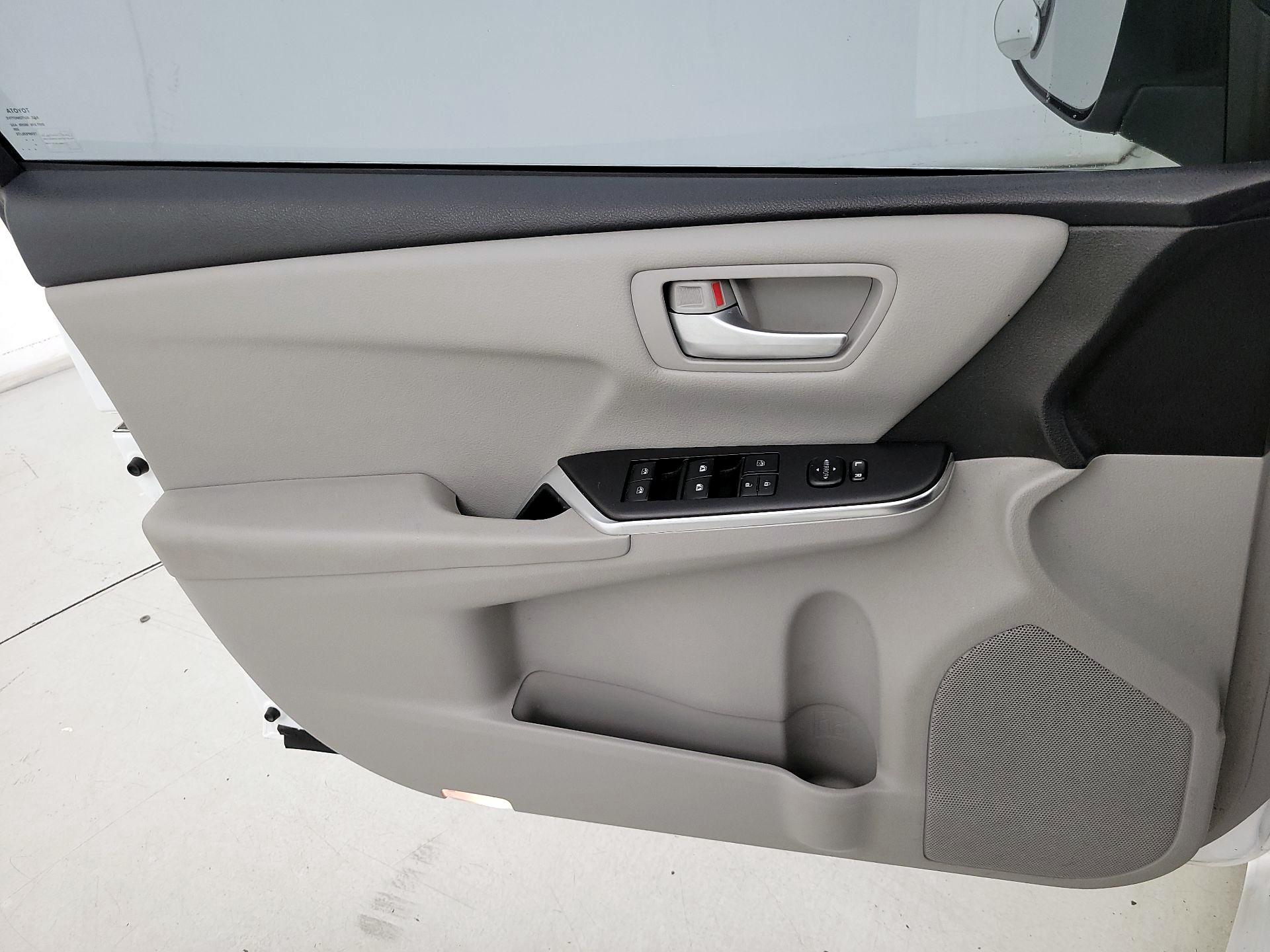 Thumbnail: 2016 Toyota Camry - 12