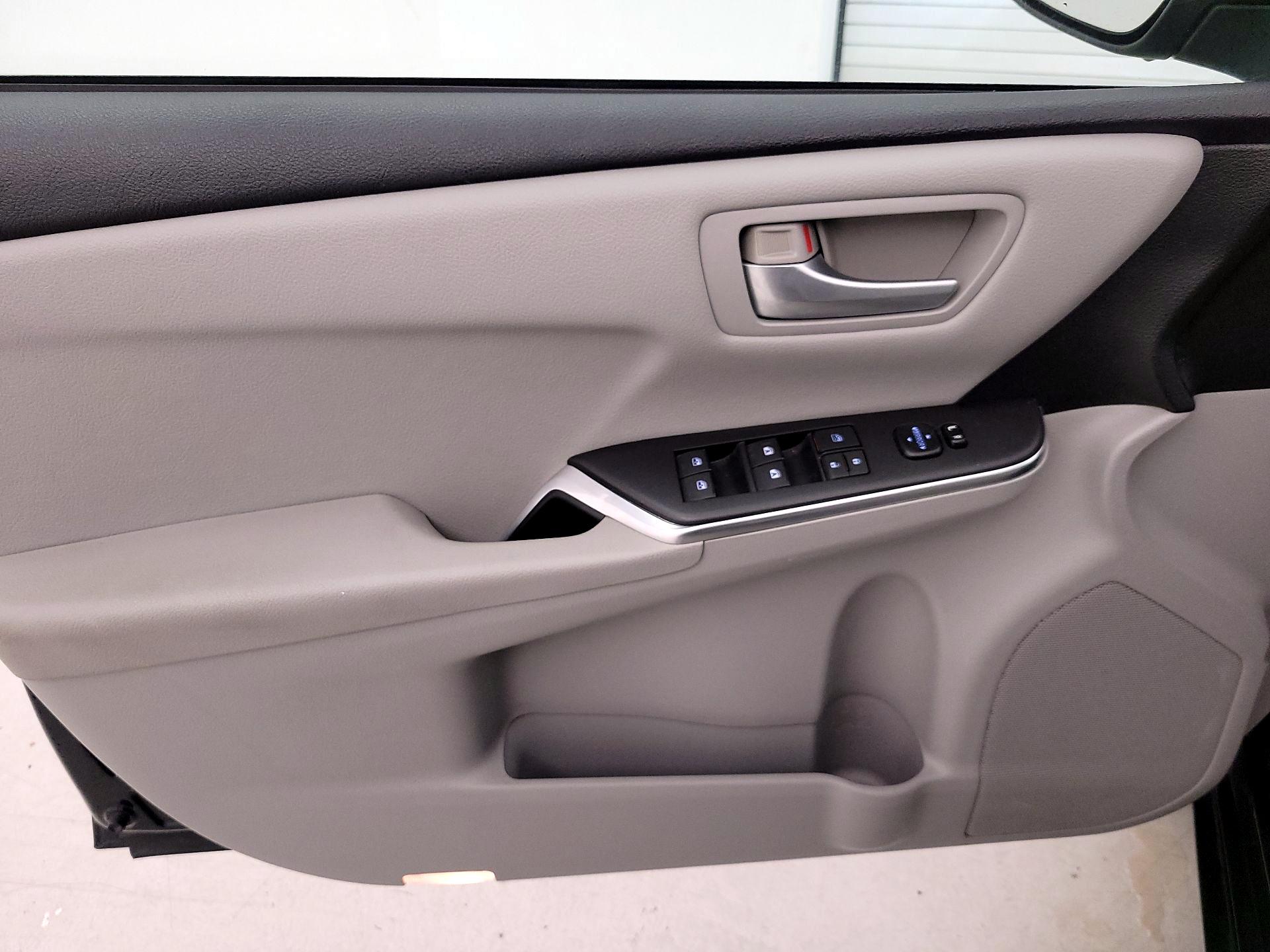 Thumbnail: 2016 Toyota Camry - 12
