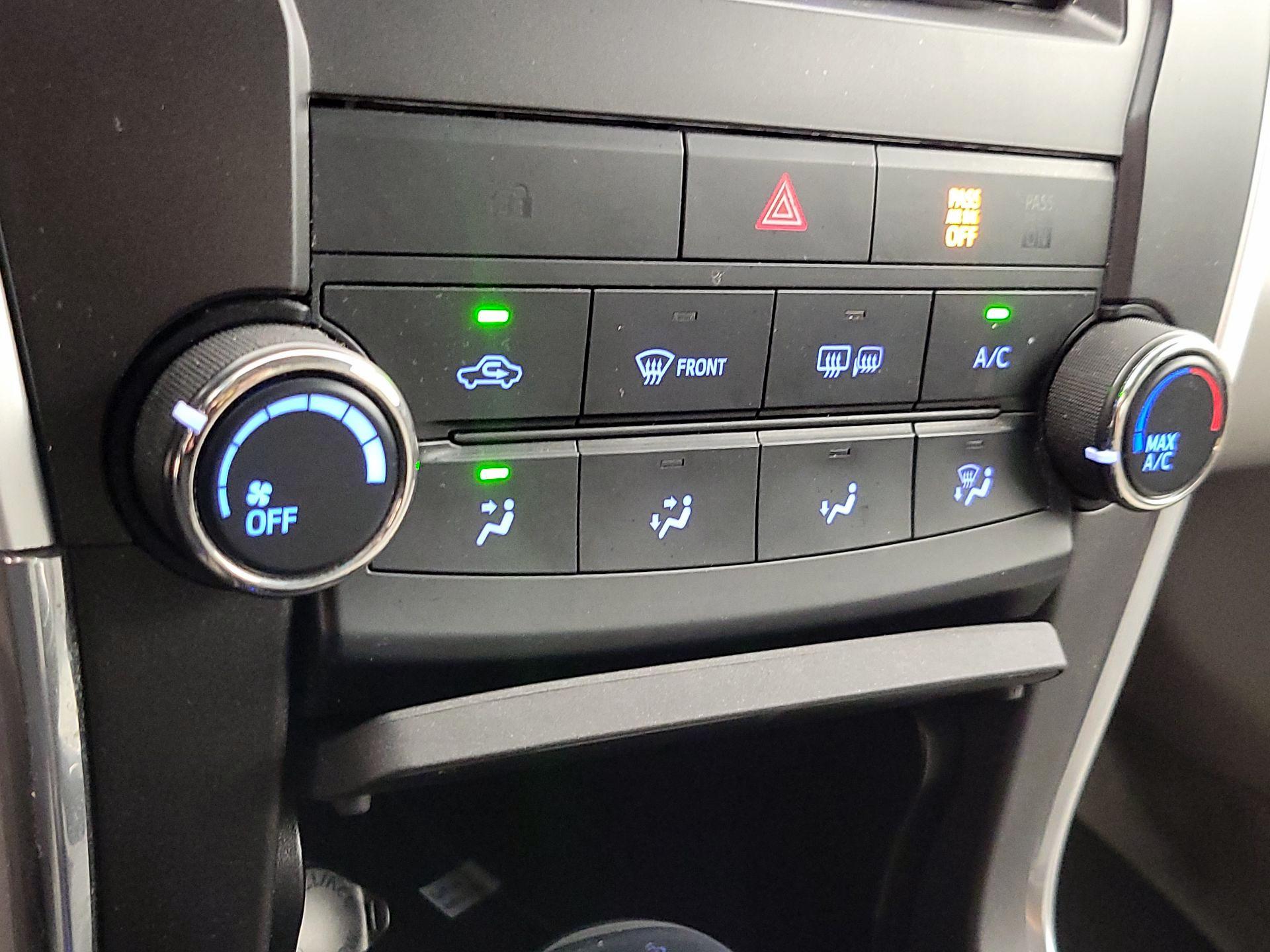 Thumbnail: 2016 Toyota Camry - 16