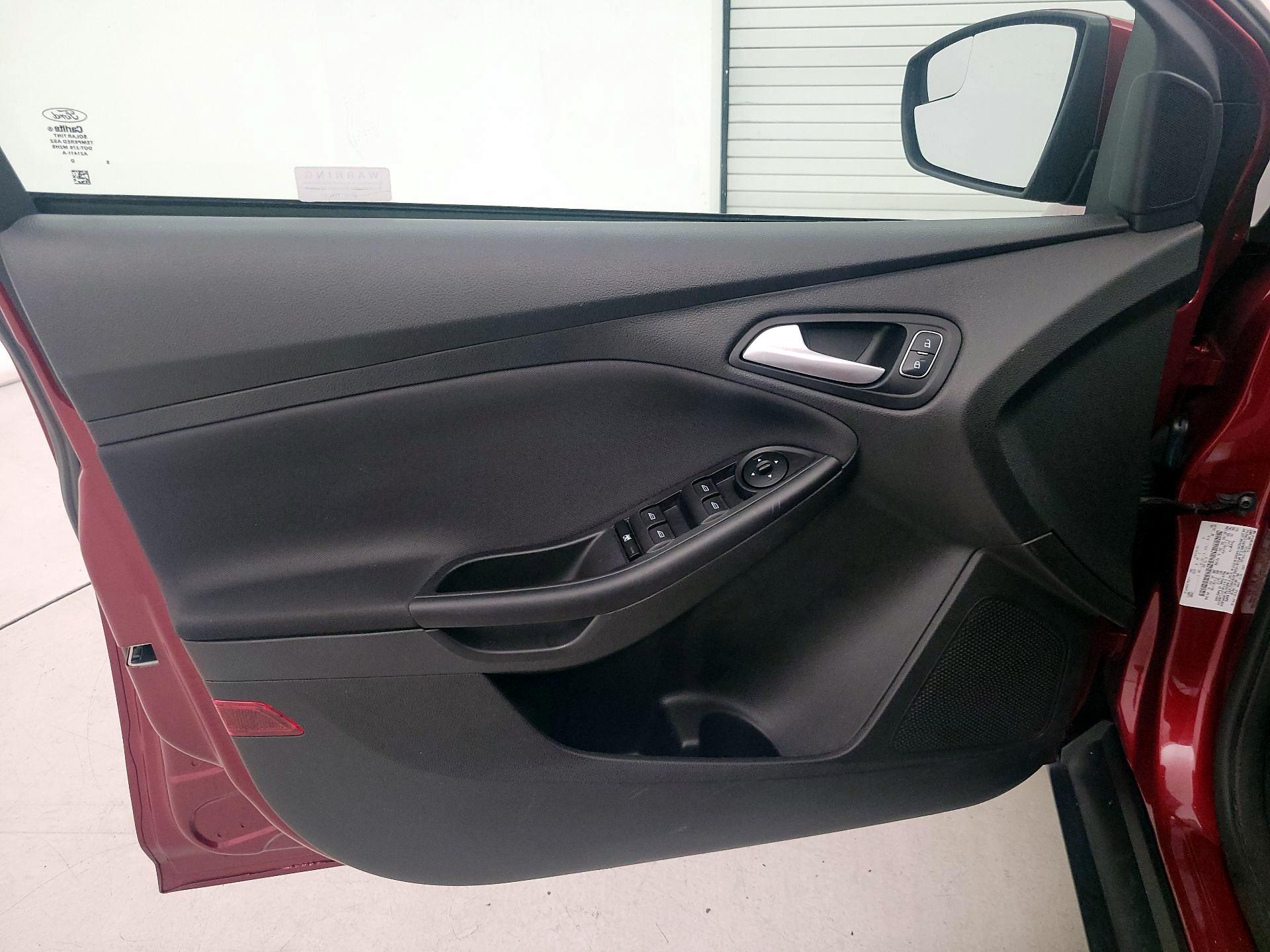 Thumbnail: 2015 Ford Focus - 12