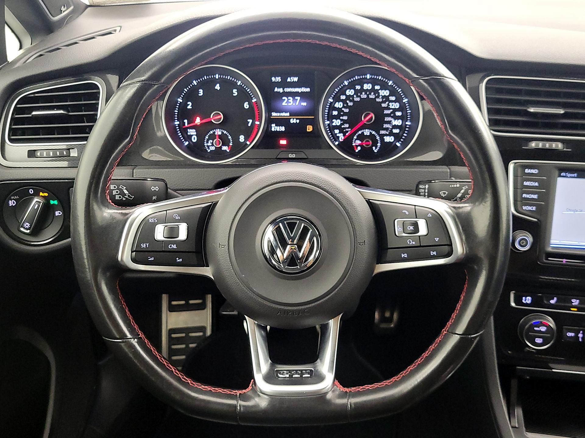Thumbnail: 2016 Volkswagen Golf - 10