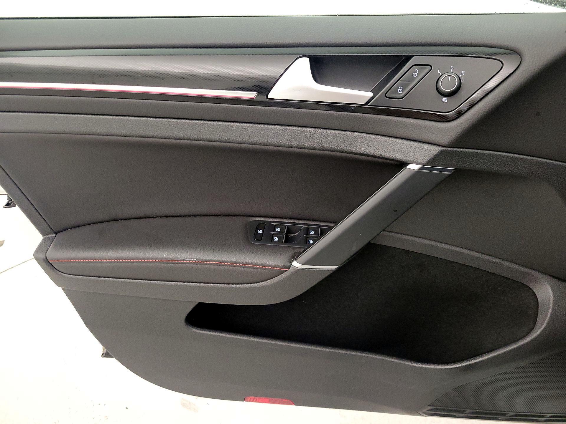 Thumbnail: 2016 Volkswagen Golf - 12