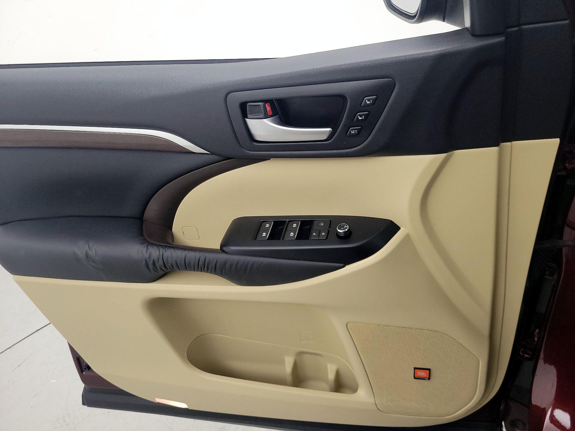 Thumbnail: 2016 Toyota Highlander - 12