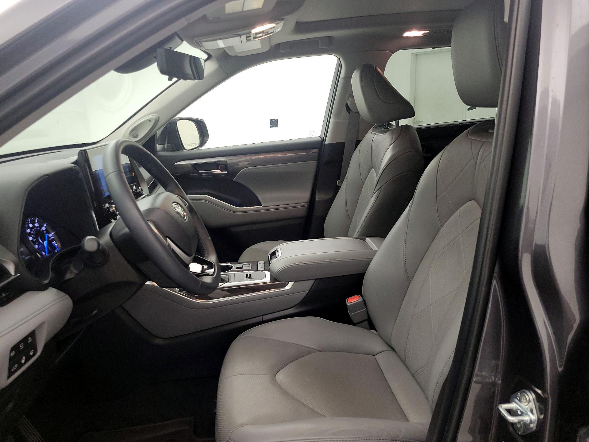 Thumbnail: 2022 Toyota Highlander - 11