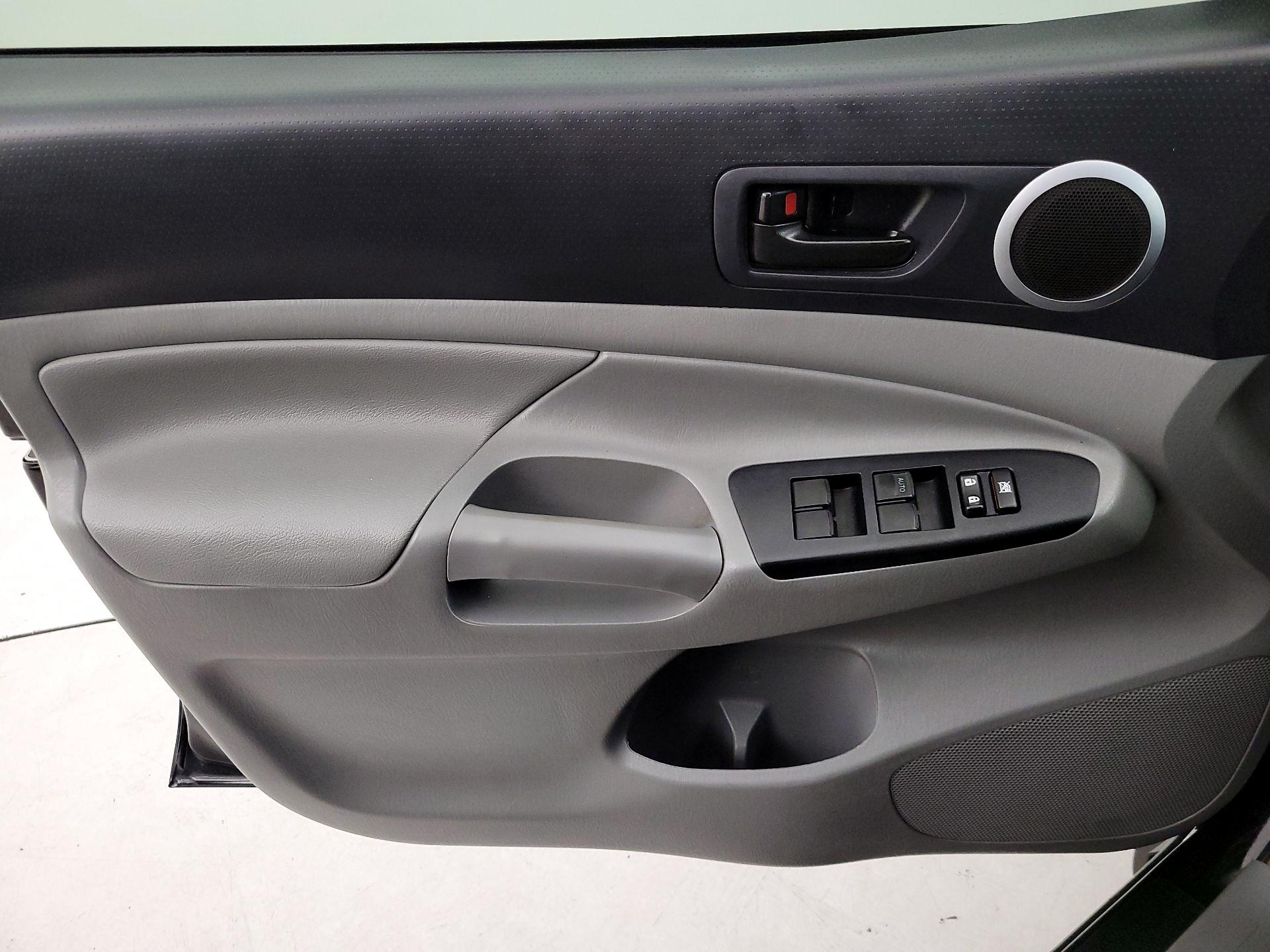 Thumbnail: 2015 Toyota Tacoma - 10