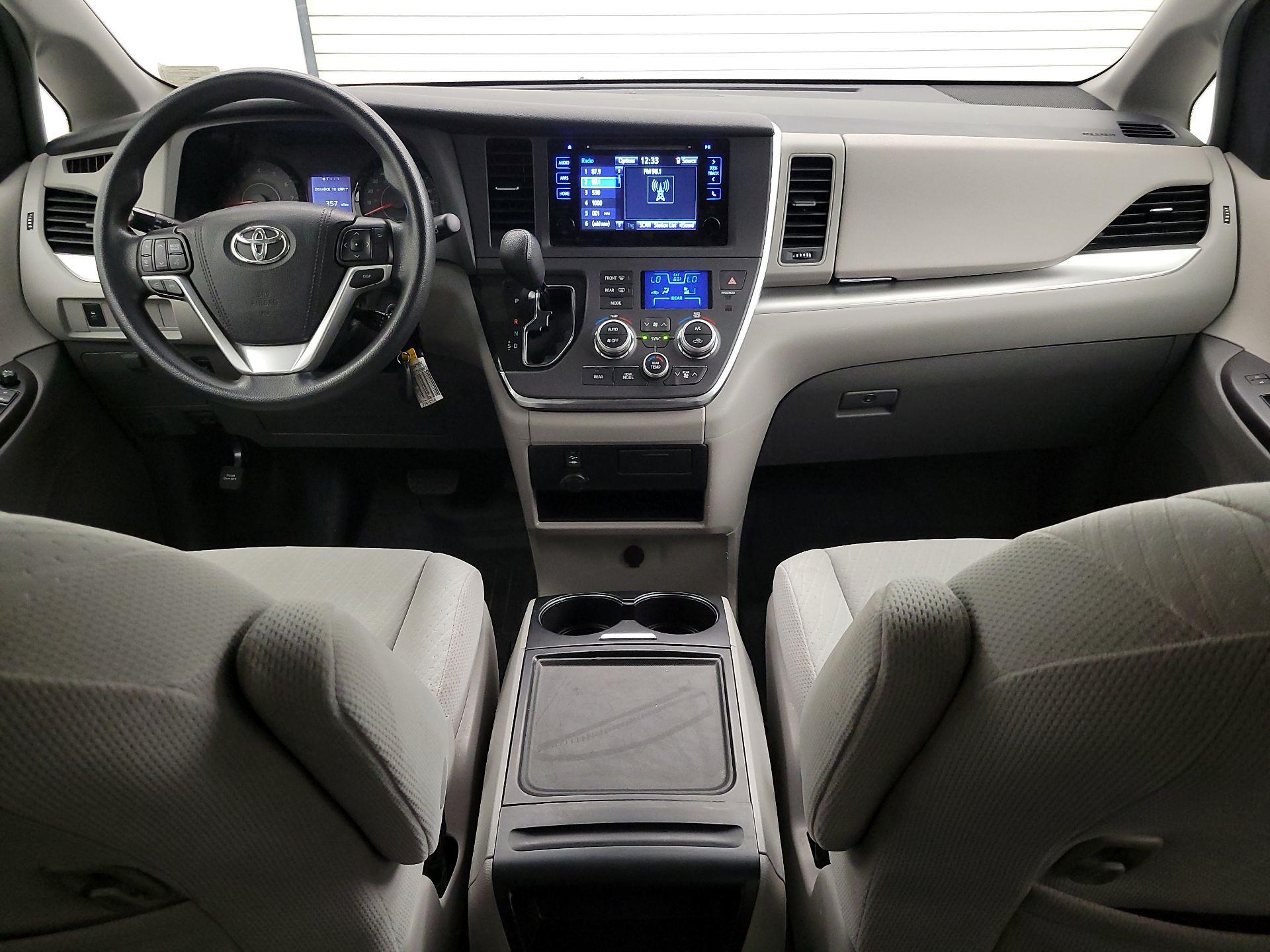 Thumbnail: 2017 Toyota Sienna - 9