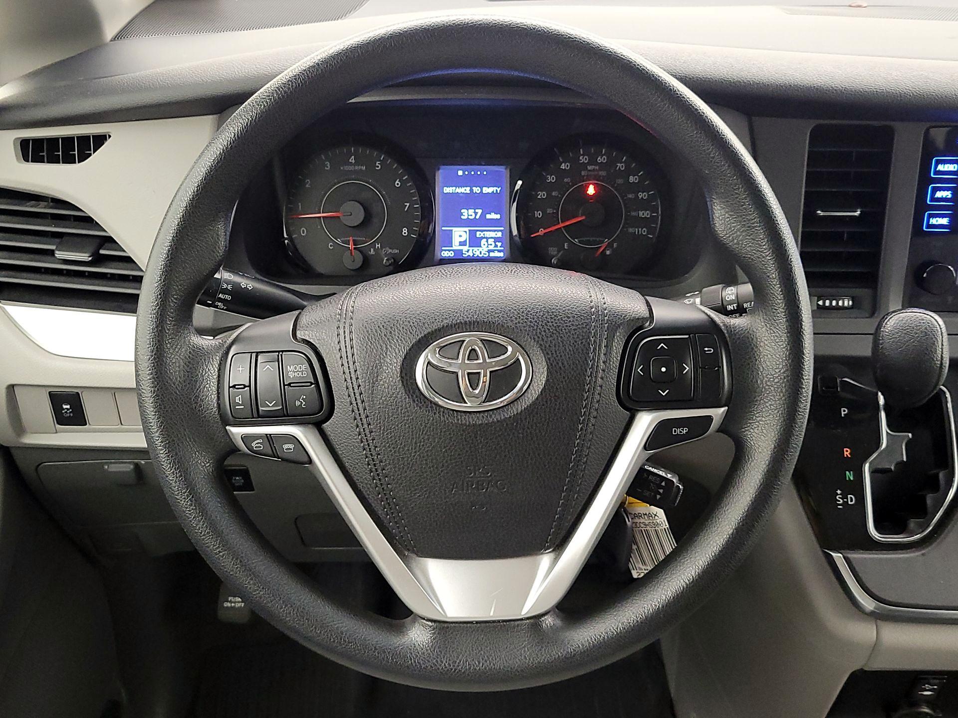 Thumbnail: 2017 Toyota Sienna - 10