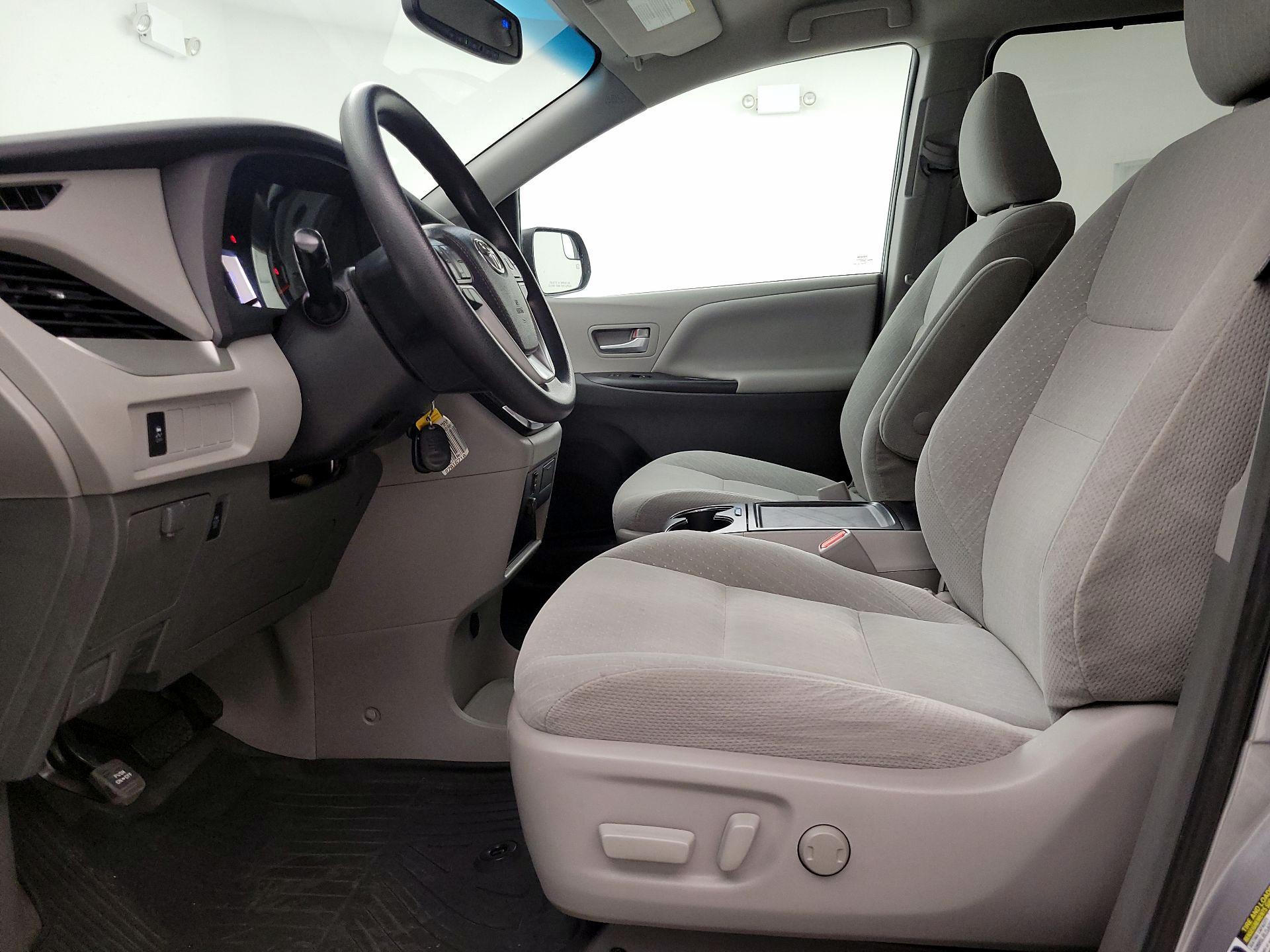 Thumbnail: 2017 Toyota Sienna - 11