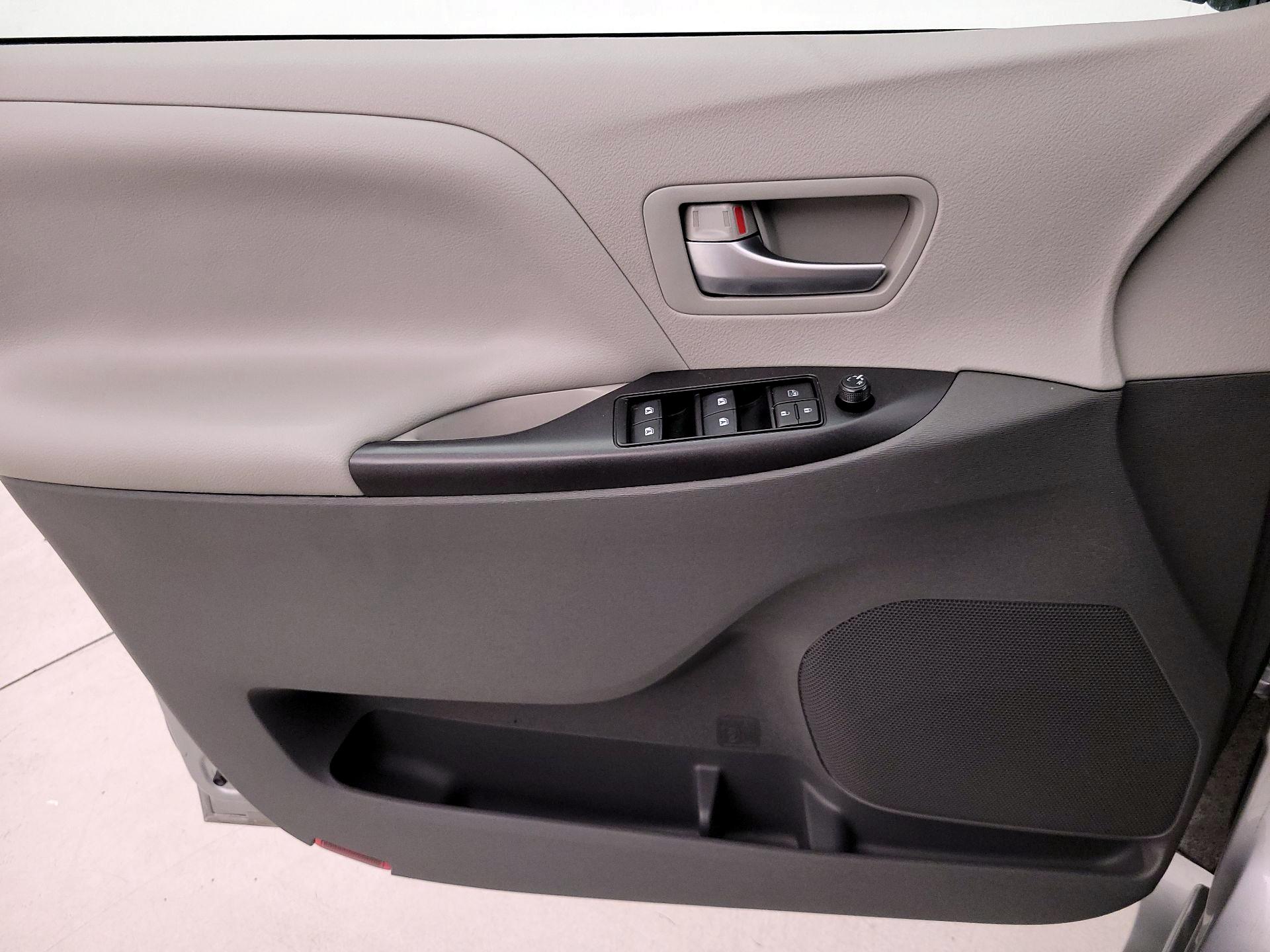 Thumbnail: 2017 Toyota Sienna - 12