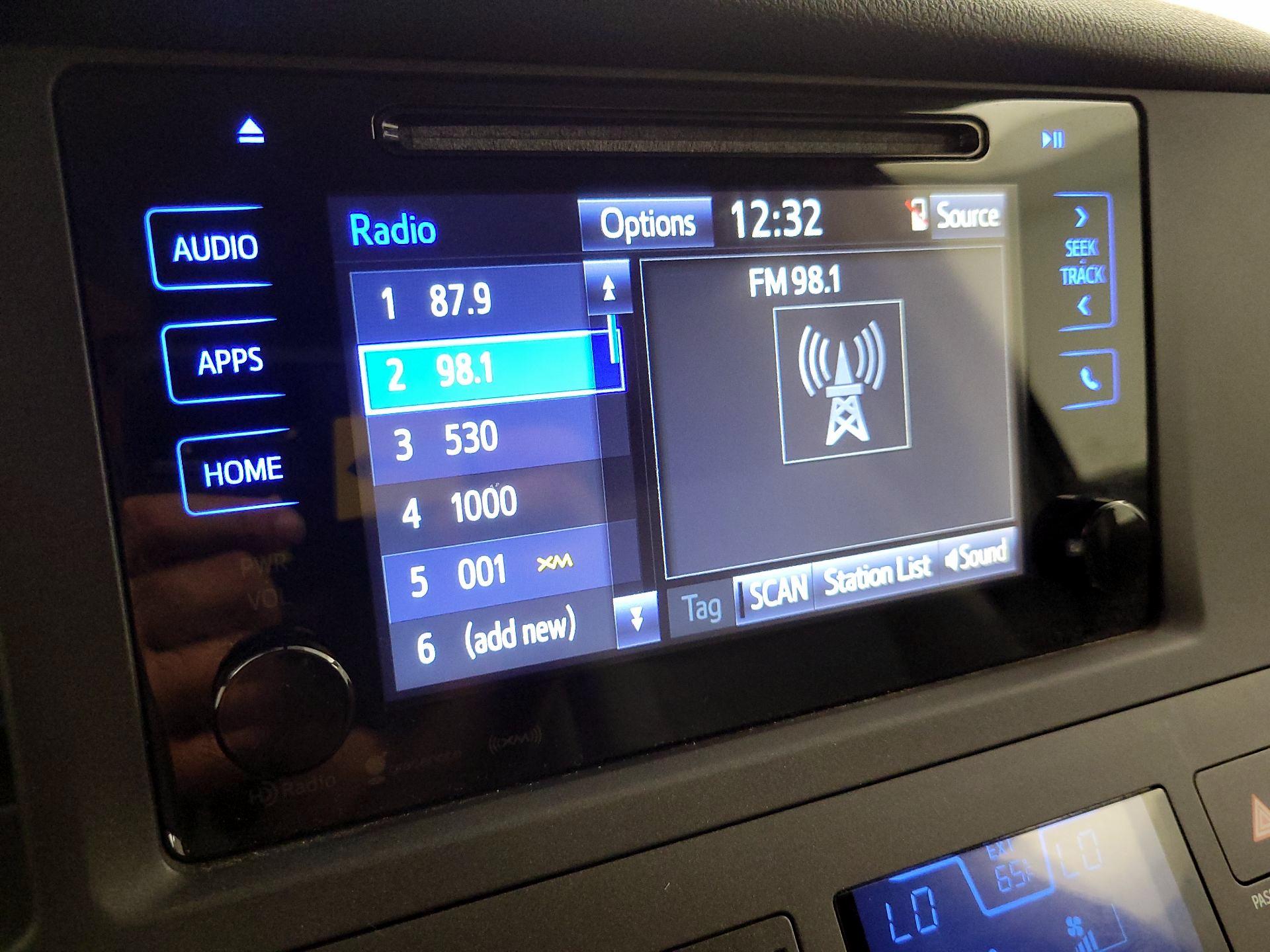 Thumbnail: 2017 Toyota Sienna - 15