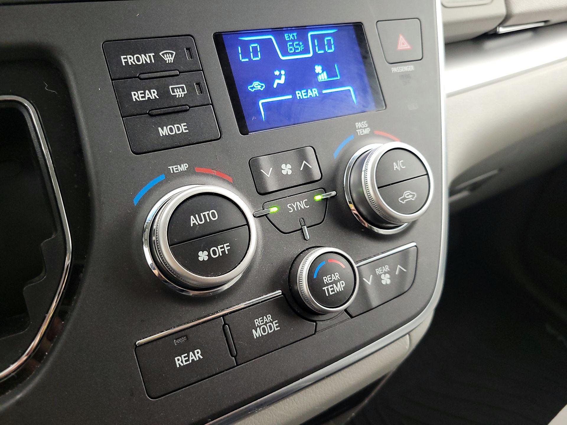 Thumbnail: 2017 Toyota Sienna - 16