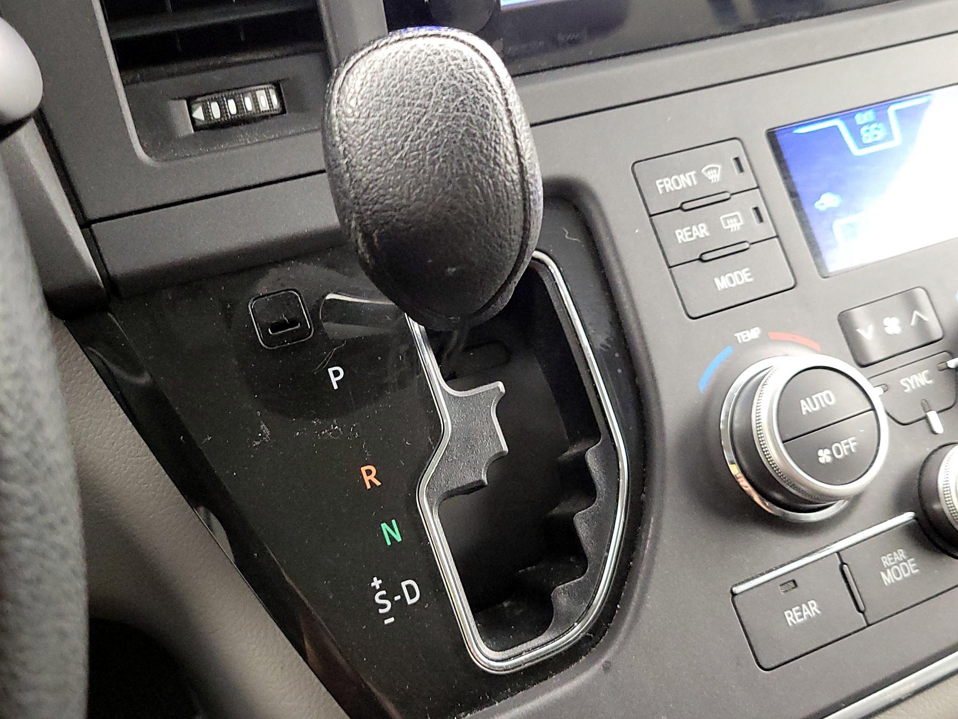 Thumbnail: 2017 Toyota Sienna - 17