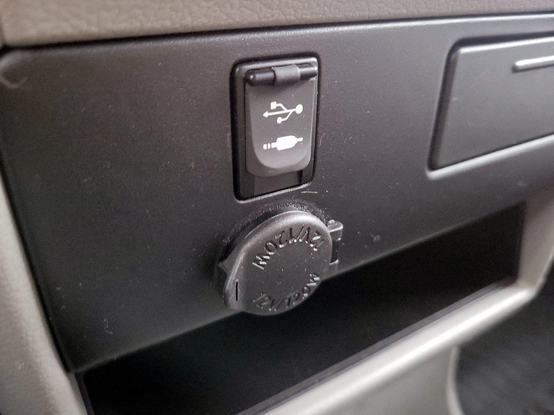 Thumbnail: 2017 Toyota Sienna - 18
