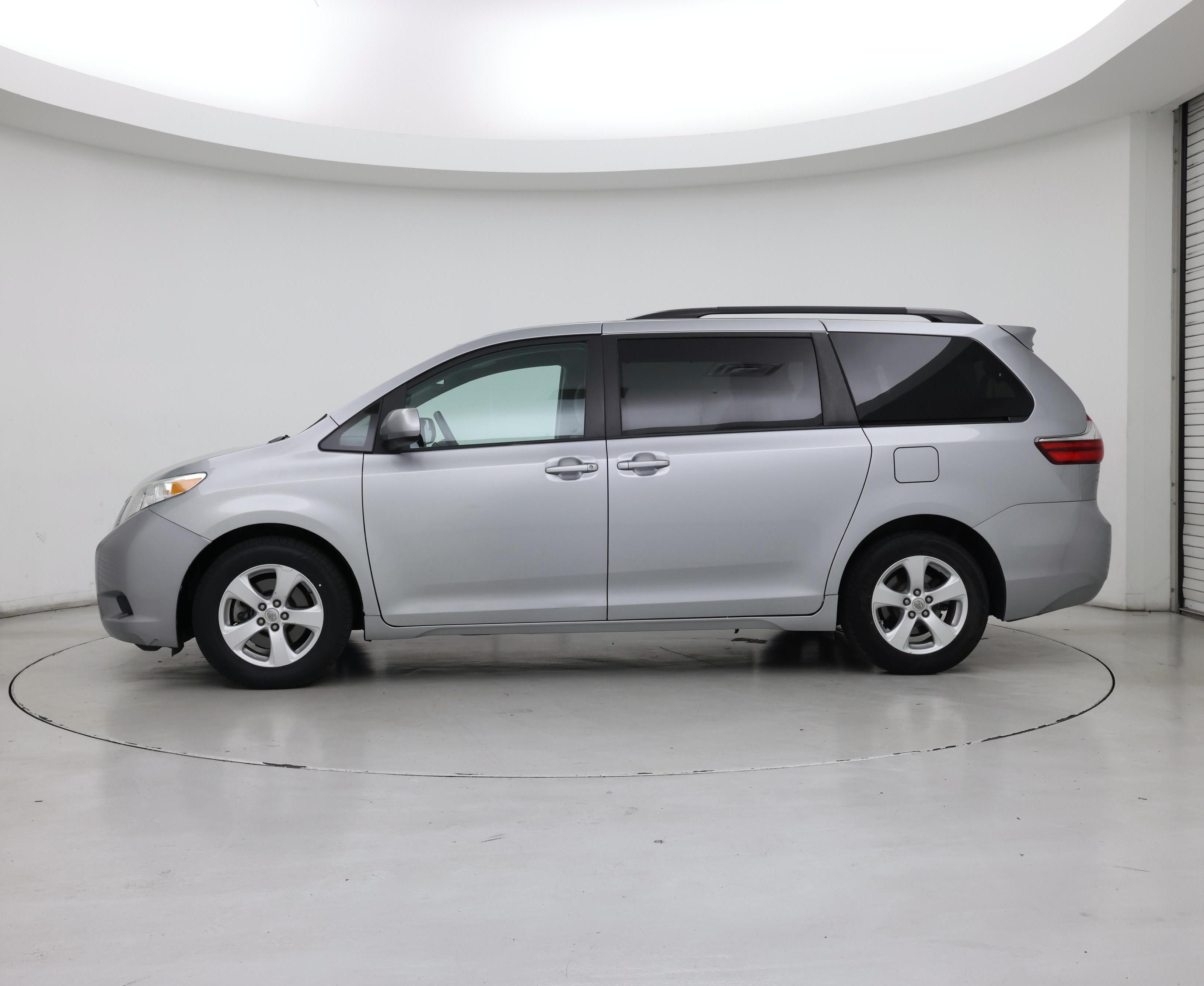 Thumbnail: 2017 Toyota Sienna - 3