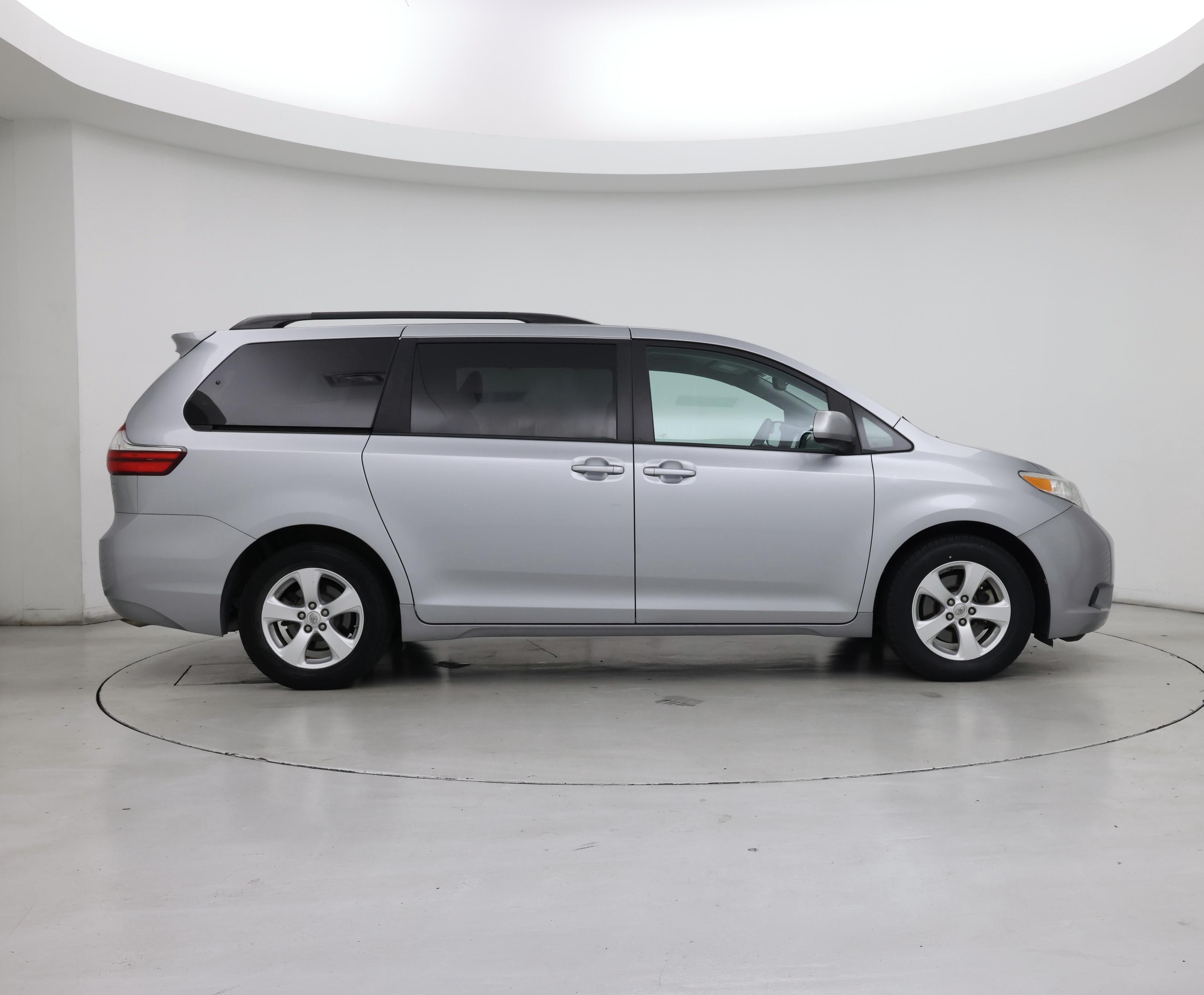 Thumbnail: 2017 Toyota Sienna - 7