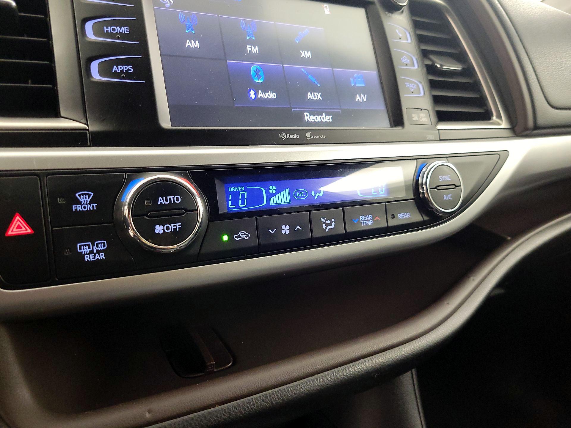 Thumbnail: 2015 Toyota Highlander - 17
