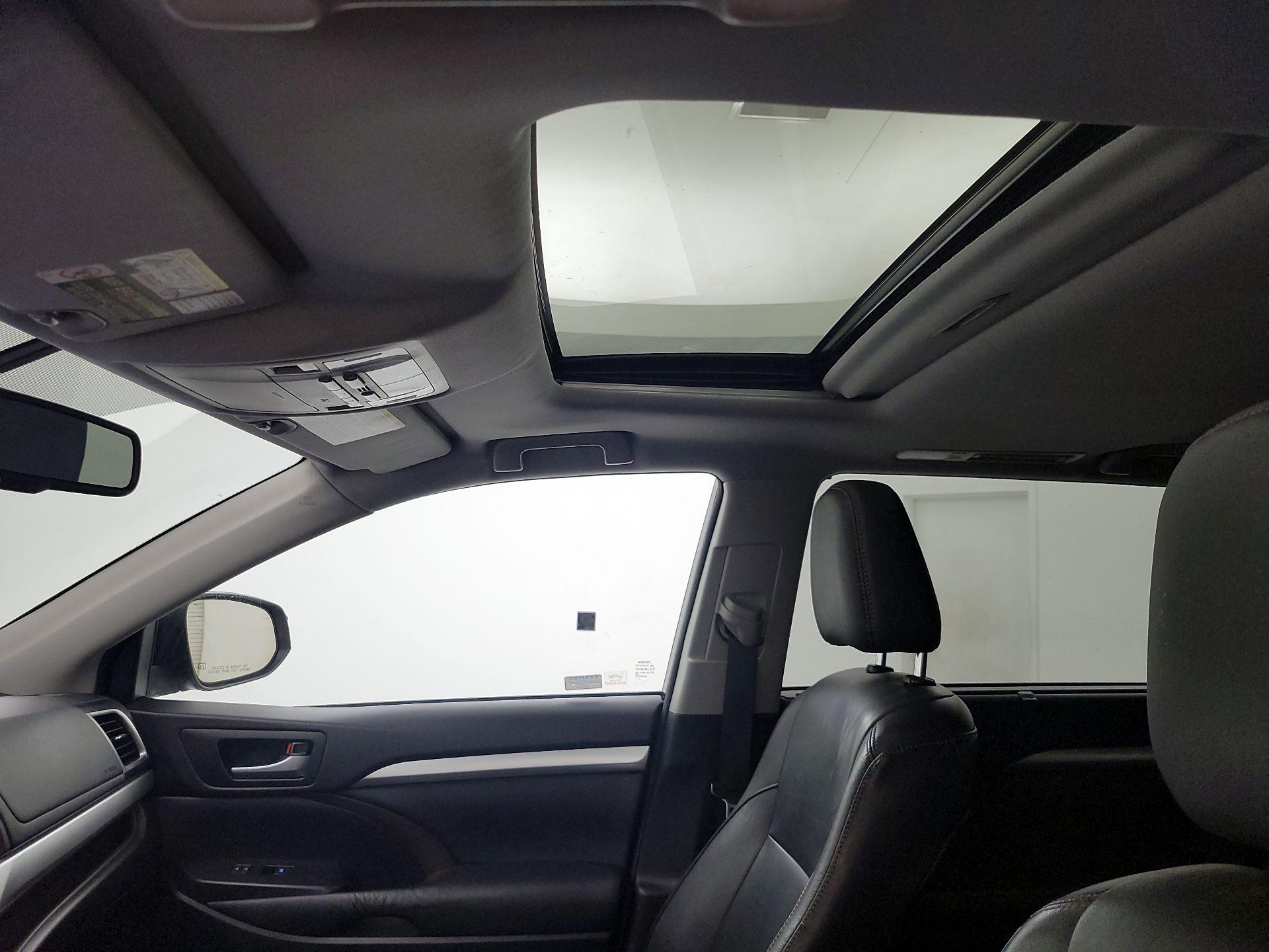 Thumbnail: 2015 Toyota Highlander - 20