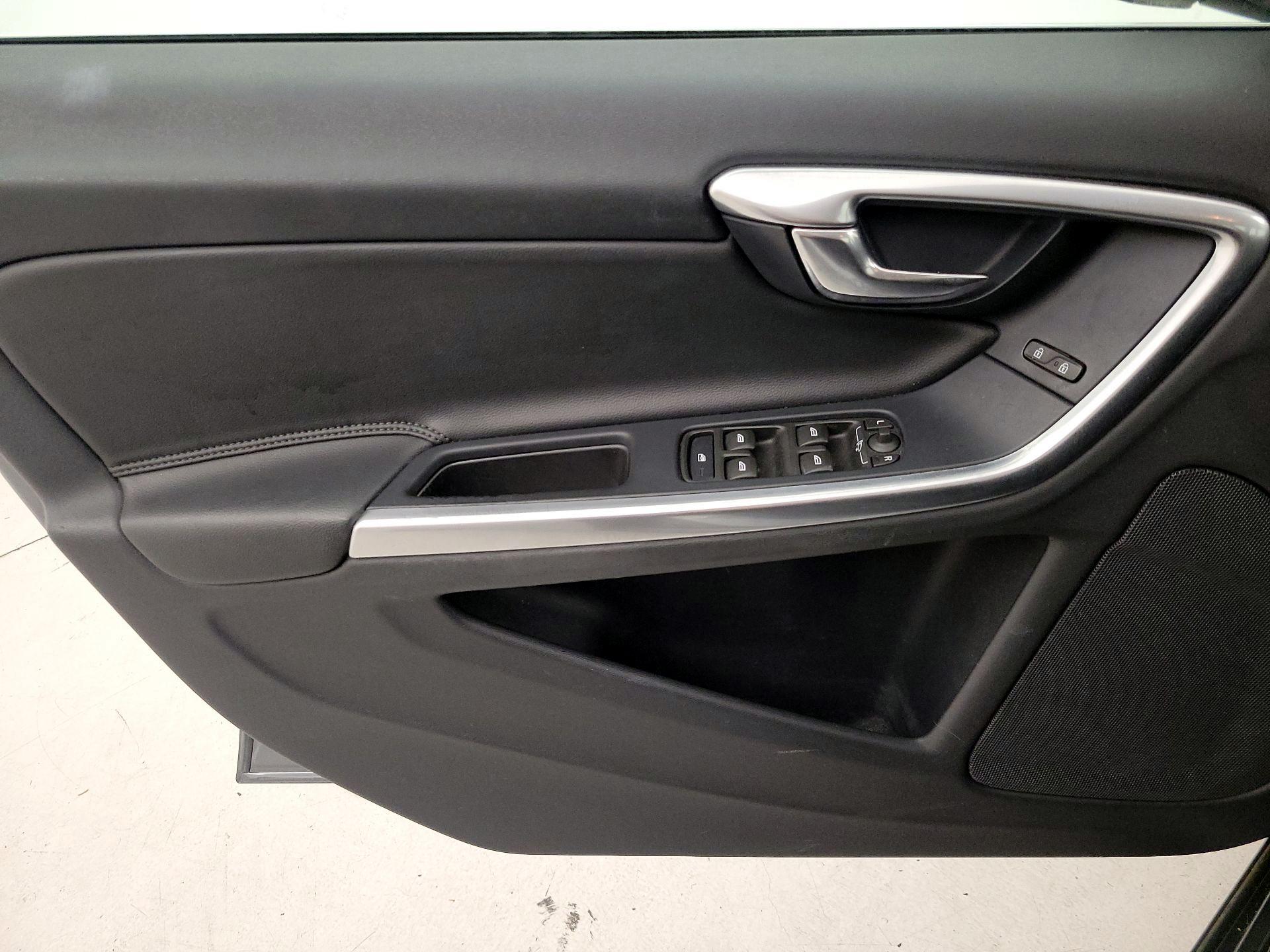 Thumbnail: 2016 Volvo V60 - 12