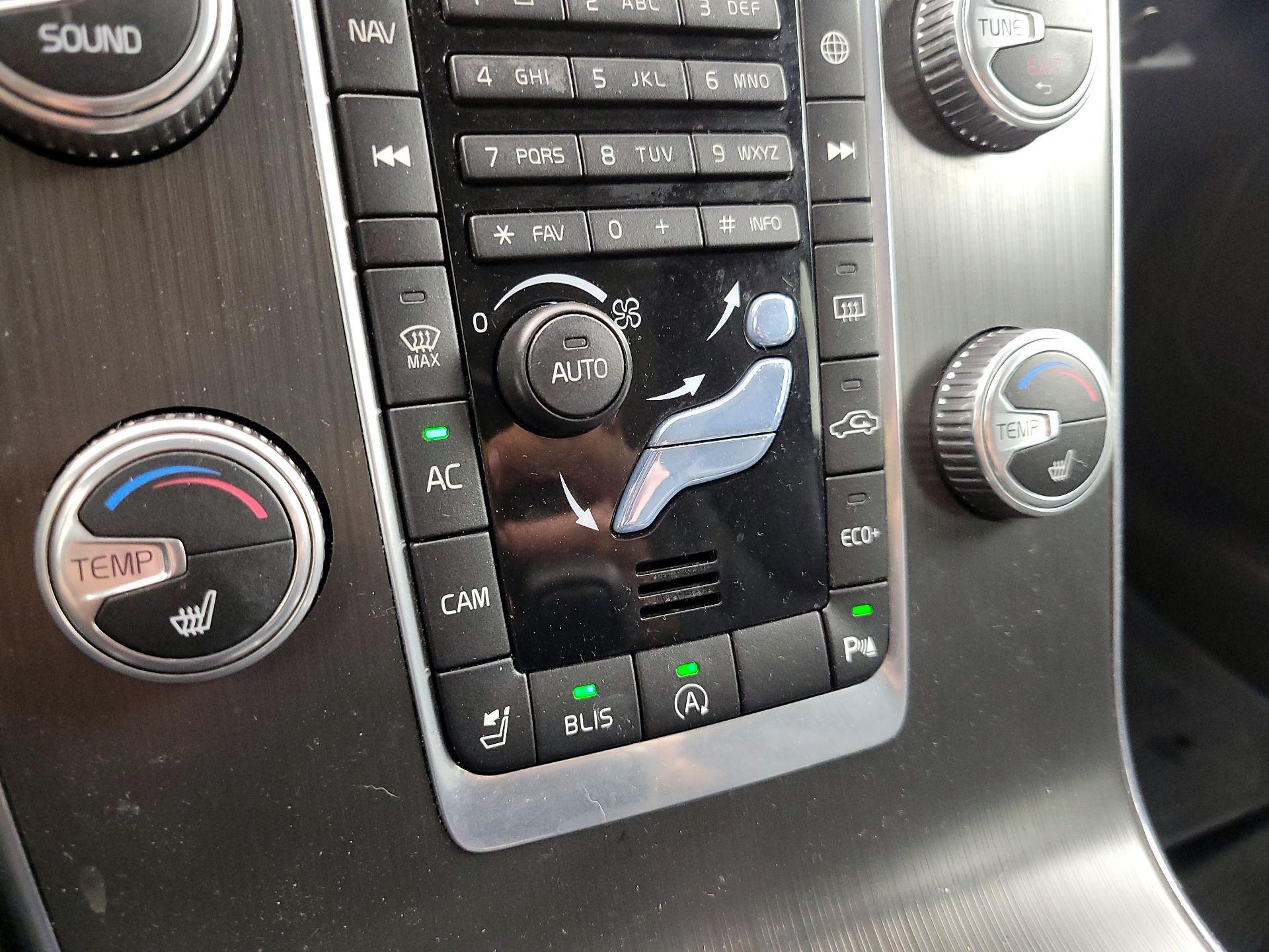 Thumbnail: 2016 Volvo V60 - 17