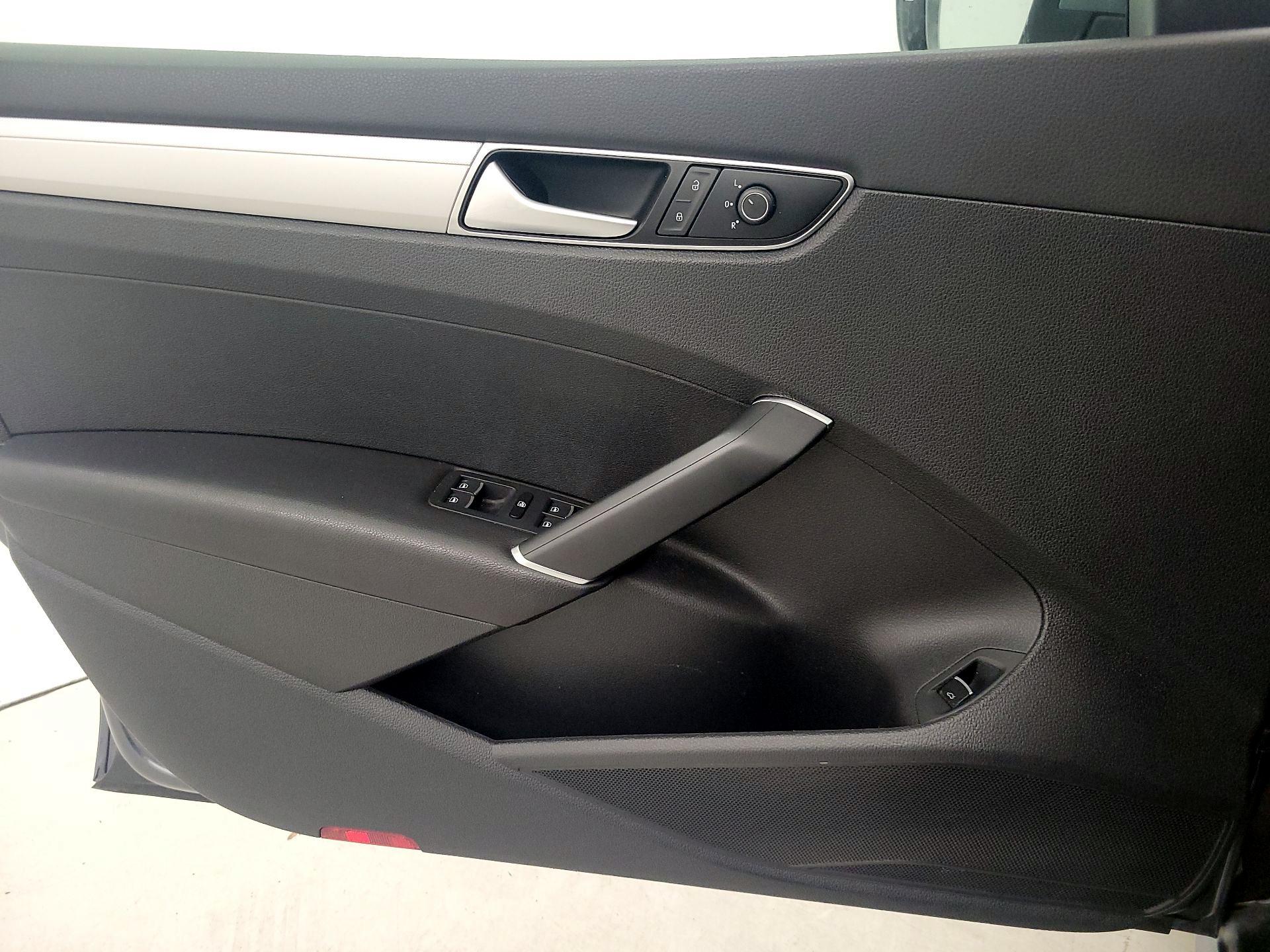 Thumbnail: 2016 Volkswagen Passat - 12