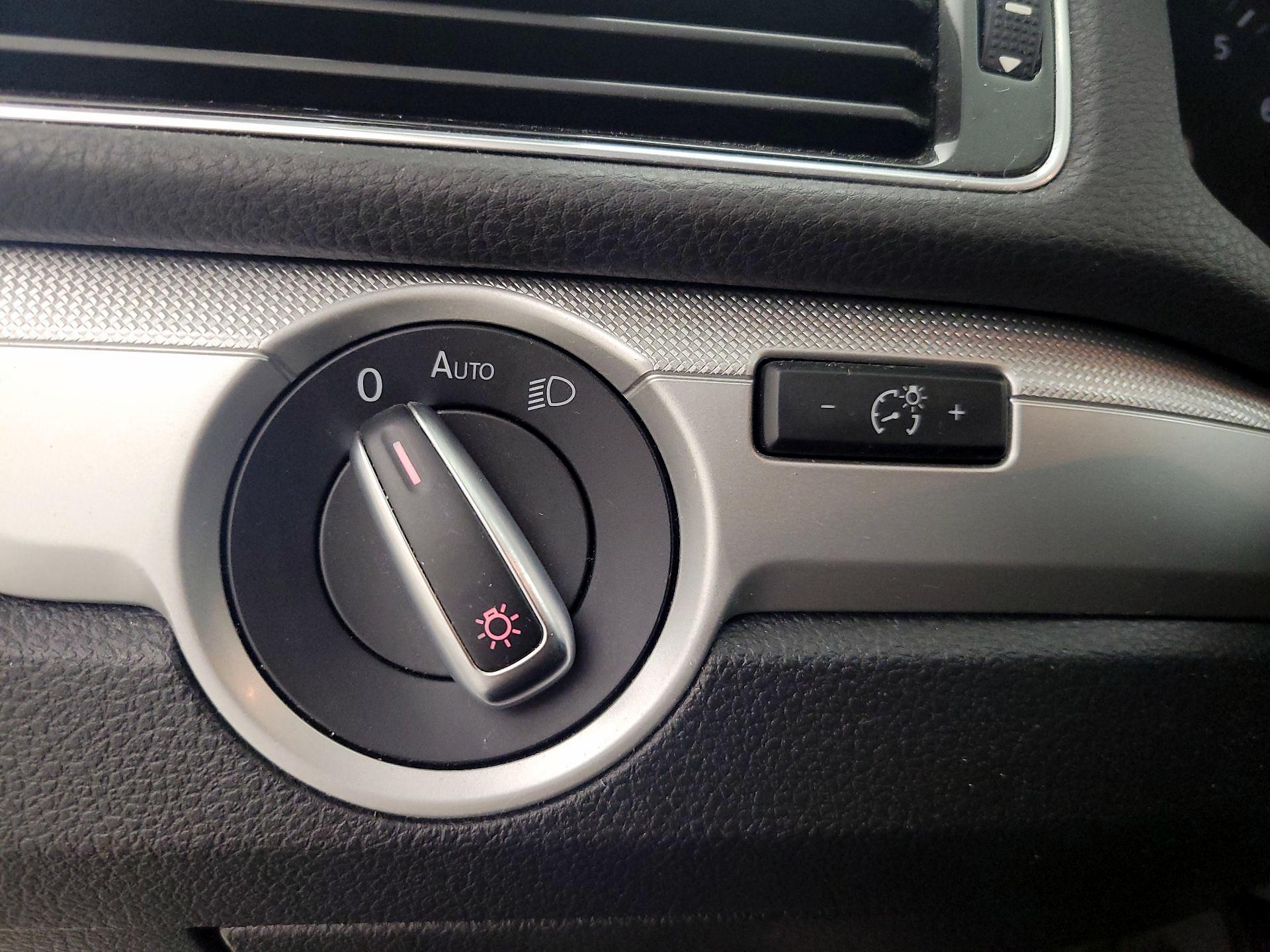 Thumbnail: 2016 Volkswagen Passat - 13