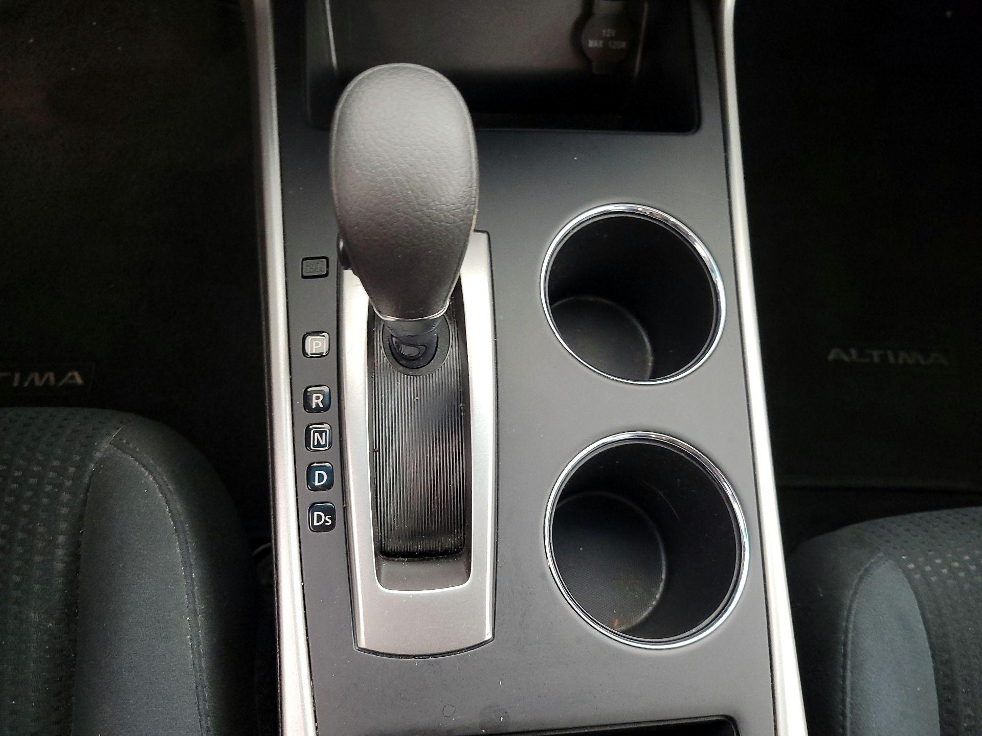 Thumbnail: 2015 Nissan Altima - 16