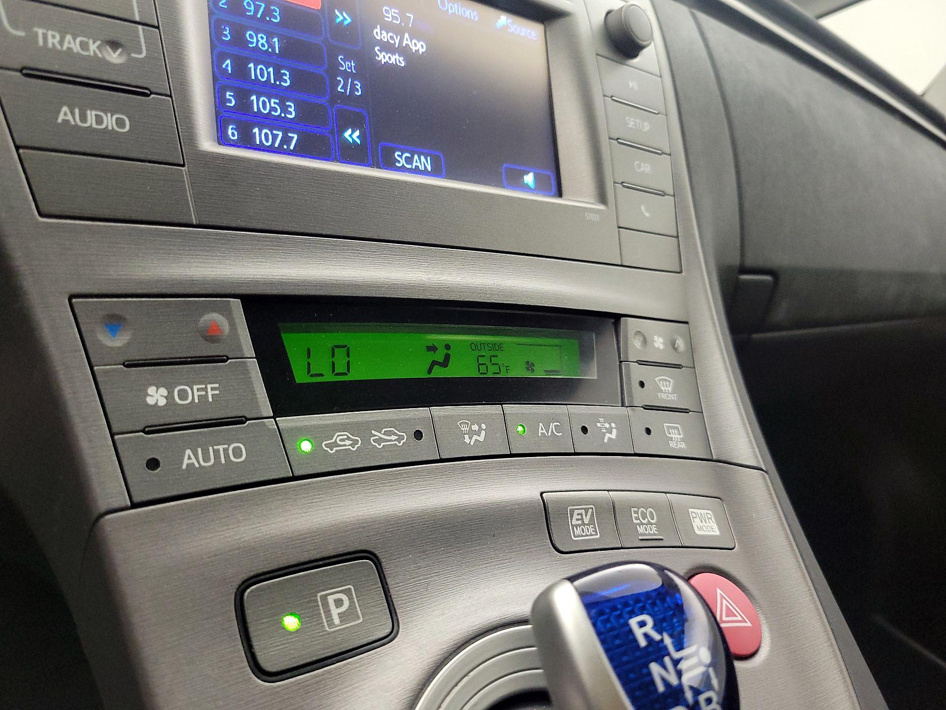 Thumbnail: 2015 Toyota Prius - 16