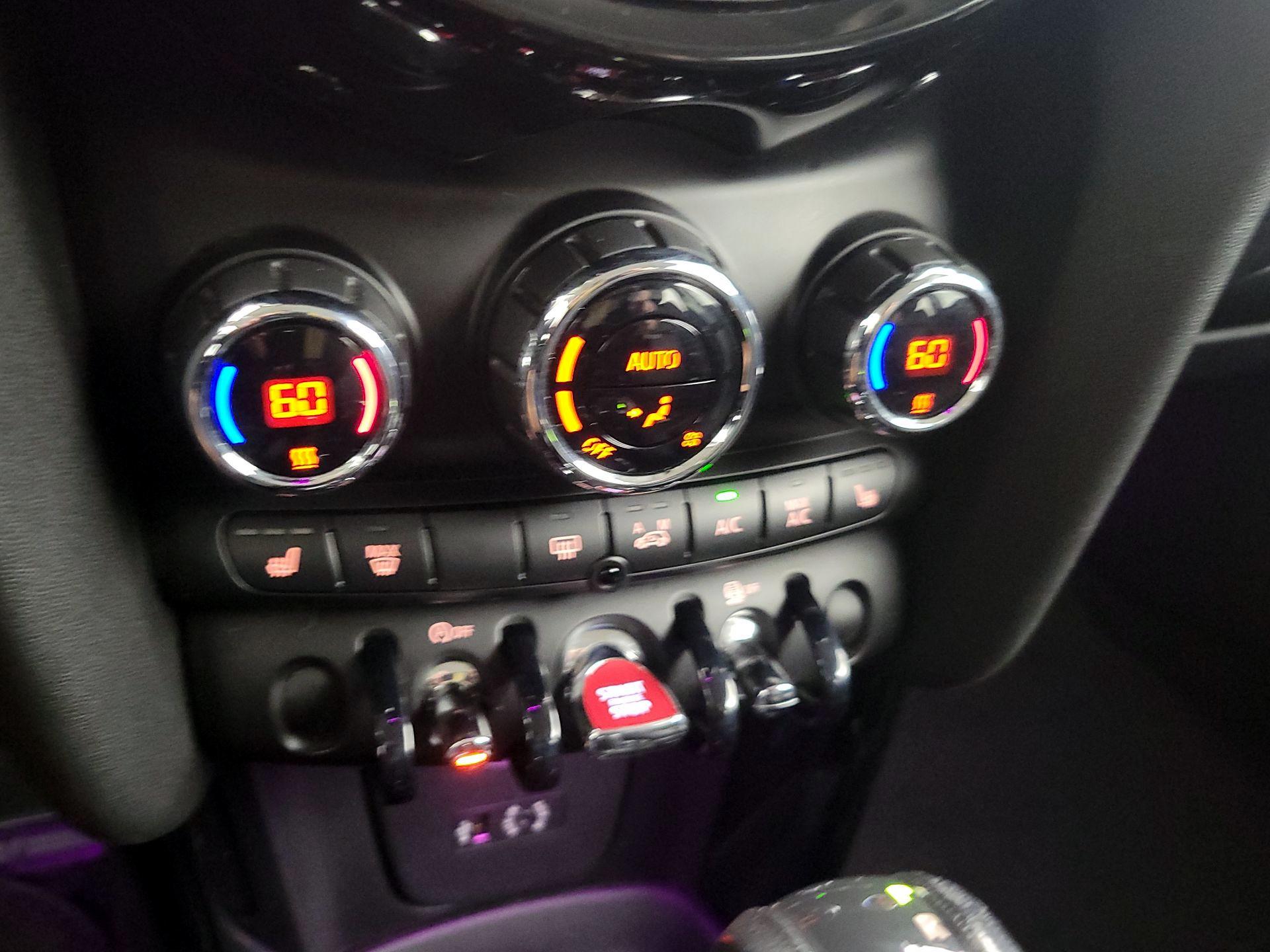 Thumbnail: 2015 MINI Cooper Hardtop - 15